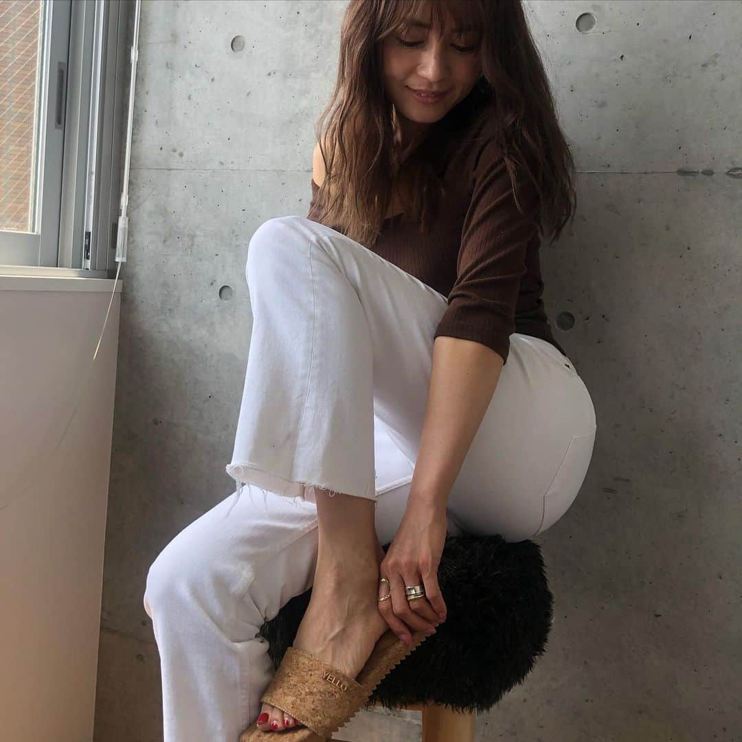 新山千春さんのインスタグラム写真 - (新山千春Instagram)「お気に入りの @yelloshoes_official 💜の 　サンダル👡  お家時間も これ履いてると 　気分が上がるんだ🙌🏾✨   衣装でもプライベートでも yello履くことが 多いです💓 　　  我慢もしないといけない時 だからこそ  自分の 好きなものに触れるって　　 大事だね❤️  #yello #yelloshoes  #新山千春 #casualstyle  #🤍 #🤎」5月15日 11時40分 - chiharuuu_0114