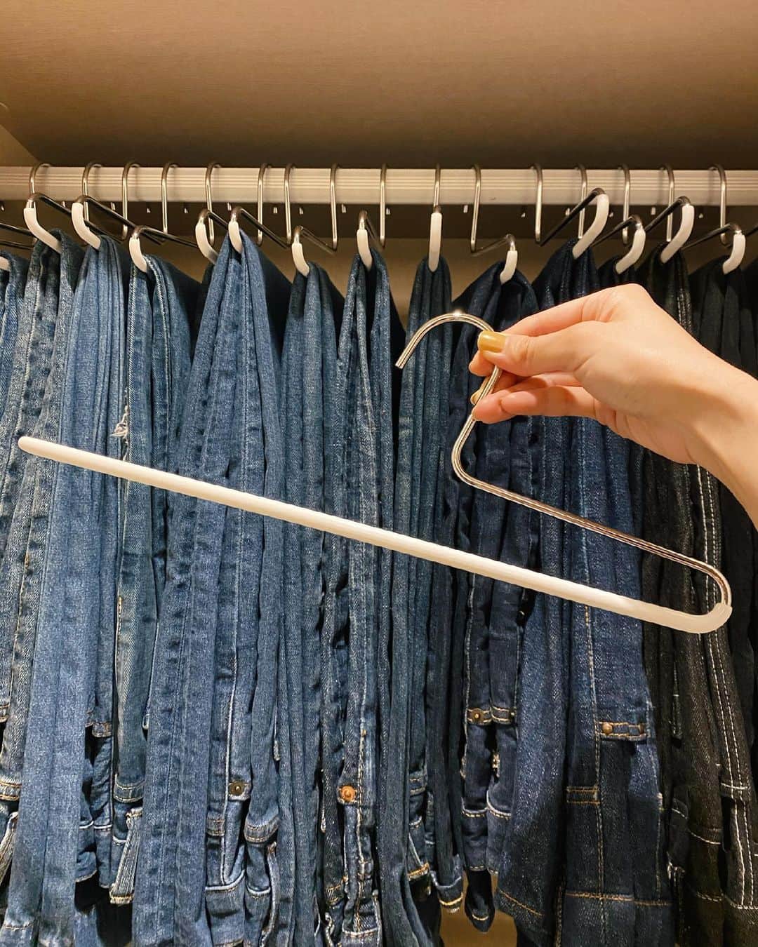 田中里奈さんのインスタグラム写真 - (田中里奈Instagram)「ボトムを畳んで重ねる派だった頃はデニムジャングルみたいになってたけど、Mawaハンガーという近代技術によってようやく整備されました✨  BLUE＜---＞BLACKというグラデーション。  こつこつ集めたデニムたち。 持ってるお洋服たちの中でデニムが一番多いかも。  形が綺麗なもの、 自分の身体にフィットするもの、 それぞれ表情が違うし、 細かい流行りの波がないから長く付き合えるところも好き。  しかし、ボトムハンガーほんと画期的。 新しくハンガー買い足すのも…とずっと踏みとどまってたけど、やっぱりみんながいいって言ってるものはいい😂  ［追記］フックの向きは選べます〜！私は先端がこちらを向いてるのが苦手なのでこの向きのものを選びましたが、逆向きのほうが便利だとは思います！ 買われる方は参考までに。  ▶︎家を整えるあれこれ、楽天ROOMに載せてます♡  #クローゼット #衣類収納 #マワハンガー #MAWAハンガー #ボトム収納 #たなか部屋 #楽天room #楽天ROOMに載せてます」5月15日 11時58分 - tanakaofficial