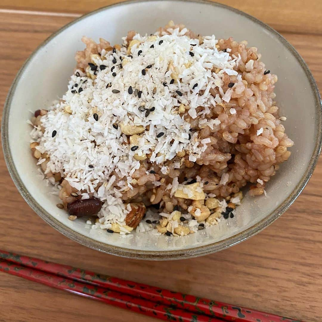 熊谷真実さんのインスタグラム写真 - (熊谷真実Instagram)「ナッツご飯  ご馳走が続いた日は酵素玄米にナッツ、ココナツ。 これが美味しいのだ。 おかわりしちゃうのだ。  ナッツはミックスナッツをブレンダーで細かくして、お好みのふりかけと混ぜるだけ。 特に玄米ご飯に会うんだな。 #熊谷真実#酵素玄米#ミックスナッツ#ナッツ体にもいいよね#玄米大好き#おかずいらない」5月15日 11時52分 - mami_kumagai310