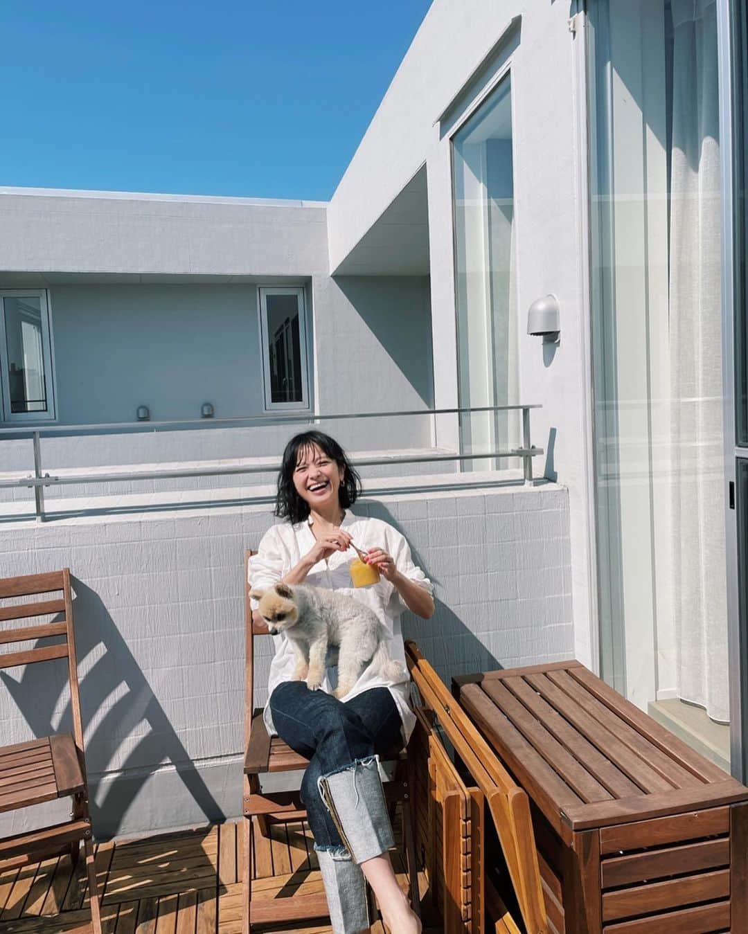 原田沙奈子さんのインスタグラム写真 - (原田沙奈子Instagram)「ユズとバルコニーで日向ぼっこ🌱 スムージーをジェラート感覚で食べるにはもってこいの天気だー  今年に入ってから自分の身体のことを色々と知る事が多くなって、 せっかくだからと、もっと知りたくなって益々興味のある“健康”。  この美味しいスムージーは医師監修のドクタースムージー。  ドクタースムージーの特徴としては、 ✔️1週間のローテーションで健康寿命の延伸に貢献する商品ラインナップ  ✔️個々の日々の状態にマッチしたパーソナライズスムージー  （ダイエット、疲労、美容、腸内環境のカテゴリーがある）  私たちは日々食べたもので自分の身体が作られていく。 美味しく、楽しみながら、自分の身体を作っていくのはとっても良いことだなぁ◎  #ドクタースムージー #シェイプアップ #PR #医師監修 #スムージー」5月15日 11時54分 - sanakoharada