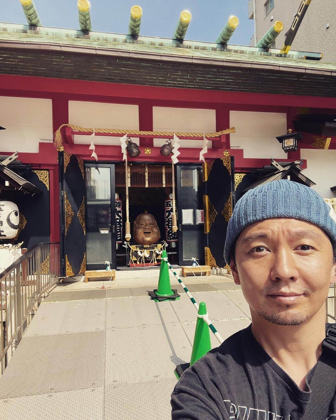 SHOCK EYEさんのインスタグラム写真 - (SHOCK EYEInstagram)「浅草、鷲神社⛩ 去年の11月の酉の市には、密を避けて行かなくて、 ずっとモヤモヤしてたので、 先日、誰もいない時間を見計らって参拝してきたよ🙏✨ 人気のない鷲神社はめちゃくちゃ新鮮。 酉の市は、沢山の人でごった返しているからね😁 なので、 “なでおかめ”を独り占め、、 思う存分、”なでなで”したよ。 これで運気アップ⤴️かな＾＾ 　 でもまた普通に戻ってあの酉の市に行きたいな。  ところで、 本日から2日間、福岡公演ですね。 いつもとは違う感染対策下のライブだけれど、思う存分楽しもうね。 よろしく✨  #鷲神社 #酉の市 #浅草 #神社 #なでおかめ」5月15日 12時06分 - shockeye_official