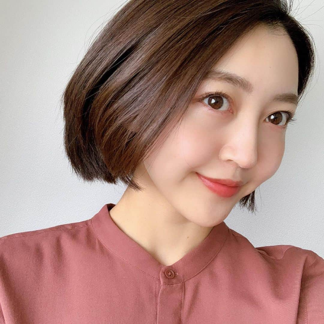 柳田菜月のインスタグラム：「.ヘアケア事情💇🏻‍♀️ アウトバスケアとして、KESHIKIモイストリペアオイルを使い始めました！！  シャンプー、トリートメント全てKESHIKIをライン使いしてます☺️  今回のヘアオイルは、KESHIKIシリーズから3月末に発売した新商品！ 99%以上補修・保湿成分で作られているとのことでテクスチャーのとろみがあるのに、馴染みが早くてベタベタしないのがすごく好き。  ✔️伸びるファイバーオイル処方 ✔️しっとりダメージ補修 ✔️フリージアサボンの香り  サロン専用ヘアケアを毎日使用できるようにというコンセプトならではの成分配合なので、香りも含めて毎日サロン帰り気分に💗 美容室行ったばかりなので、アウトバスケアを入念にしたいなと思います☺️ .  #keshiki #ケシキ #ヘアケア #ヘアオイル #ファイバーオイル #ダメージ補修 #アンドナイン #アウトバスケア #お風呂ケア #アウトバス #サロン #美容 #pr」