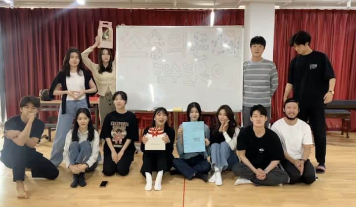 キム・スロのインスタグラム：「이것보다 행복은 없겠죠!ㅜㅜ 늘 고맙습니다. #연극학교 #동국대연극과」
