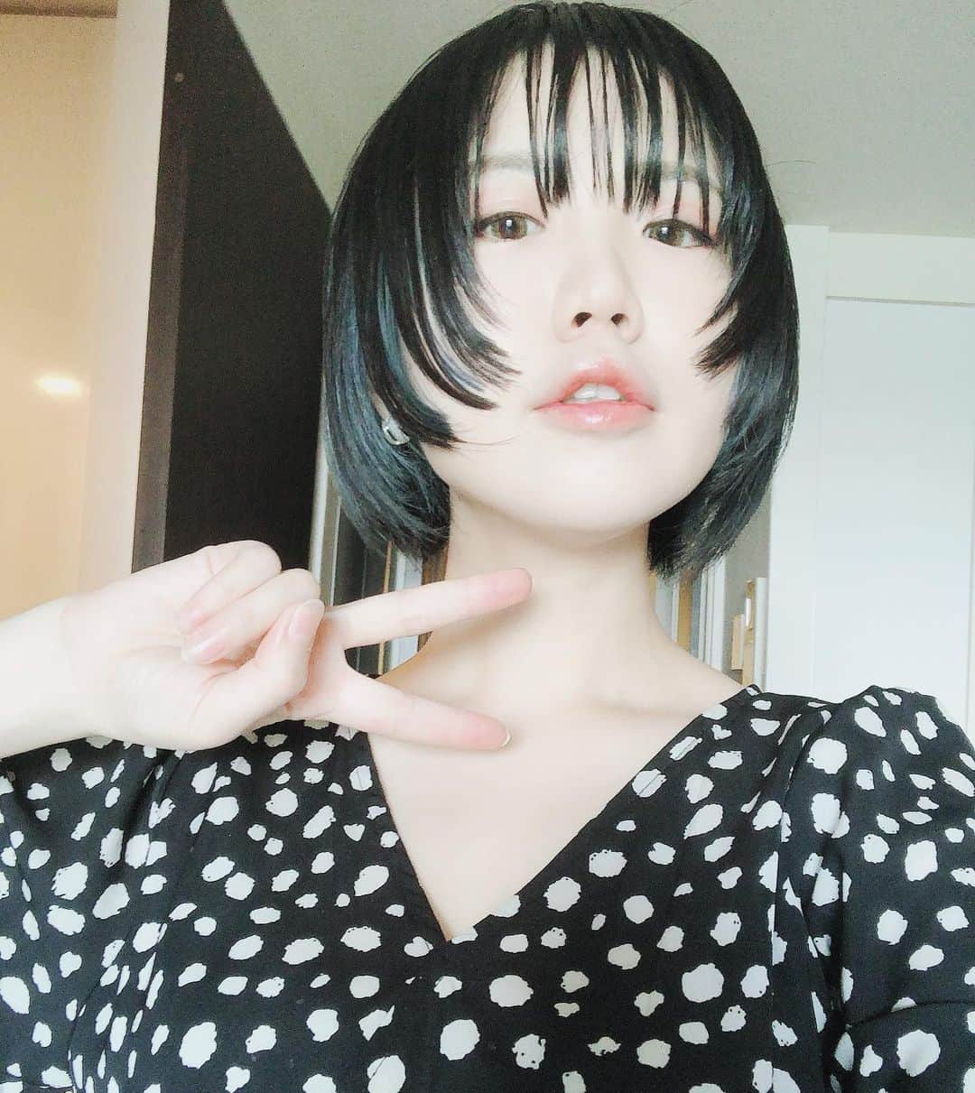 のインスタグラム：「ウルフのこの感じを自力では既にもう再現できない。早く襟足が伸びますように。   #ウルフボブ #ウルフカット  #ウルフ  #dab」