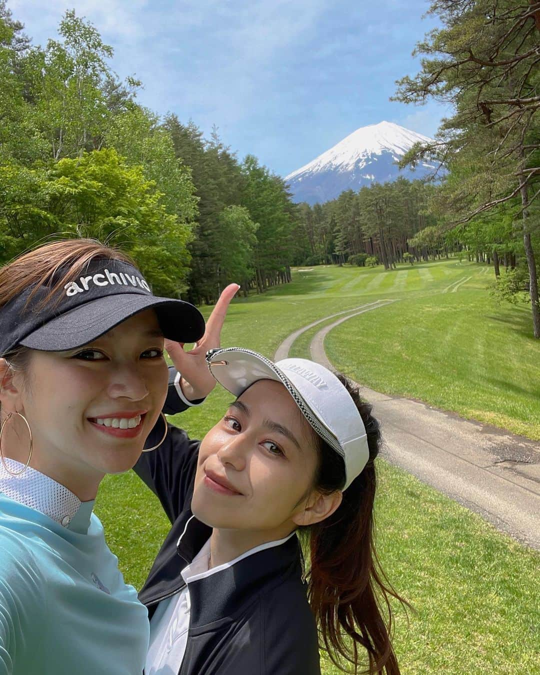 大見謝葉月さんのインスタグラム写真 - (大見謝葉月Instagram)「天気良くて富士山がきっれーーいに見えて素敵なゴルフ場でした💕 バンカーの数は日本でトップらしく全ホールに意地悪なバンカーだらけでした😂  ウェアは @beamsgolf ⛳️  #golf #富士山 #河口湖カントリークラブ  #ゴルフ女子 #beamsgolf」5月15日 12時33分 - h_a_z_k_i