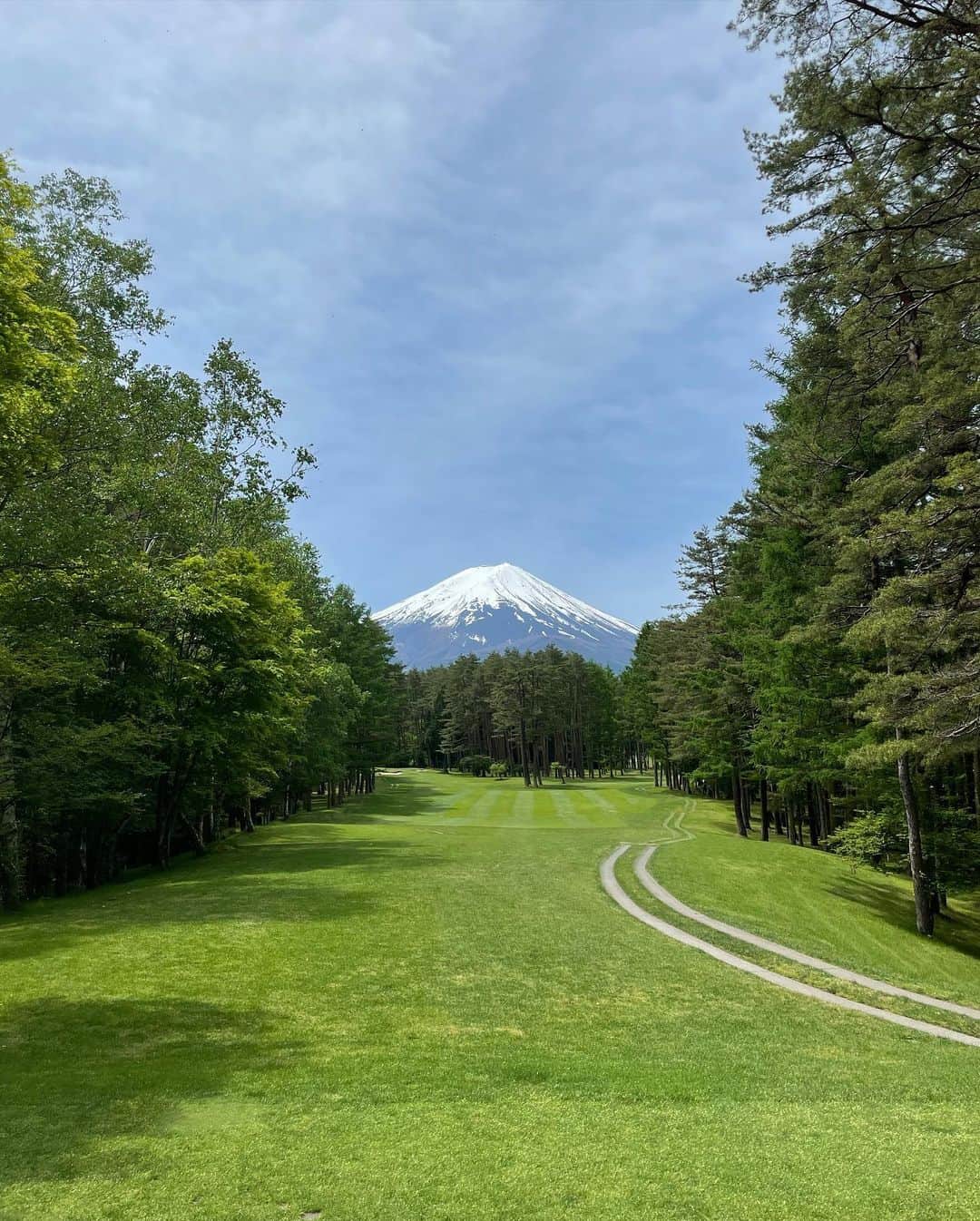 大見謝葉月さんのインスタグラム写真 - (大見謝葉月Instagram)「天気良くて富士山がきっれーーいに見えて素敵なゴルフ場でした💕 バンカーの数は日本でトップらしく全ホールに意地悪なバンカーだらけでした😂  ウェアは @beamsgolf ⛳️  #golf #富士山 #河口湖カントリークラブ  #ゴルフ女子 #beamsgolf」5月15日 12時33分 - h_a_z_k_i