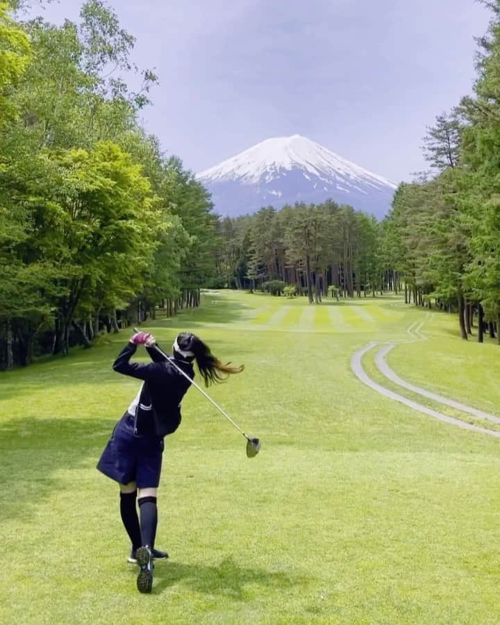 大見謝葉月のインスタグラム：「天気良くて富士山がきっれーーいに見えて素敵なゴルフ場でした💕 バンカーの数は日本でトップらしく全ホールに意地悪なバンカーだらけでした😂  ウェアは @beamsgolf ⛳️  #golf #富士山 #河口湖カントリークラブ  #ゴルフ女子 #beamsgolf」