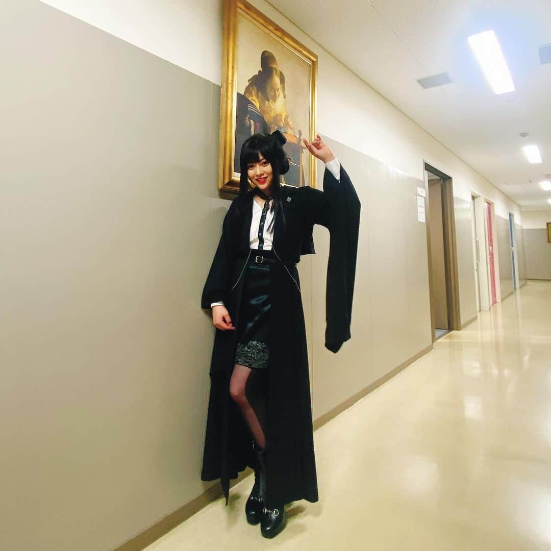 鈴華ゆう子のインスタグラム：「撮影中の長廊下で。  #鈴華ゆう子  #和楽器バンド  #WGB #yukosuzuhana  #イチケイのカラス  #Starlight」