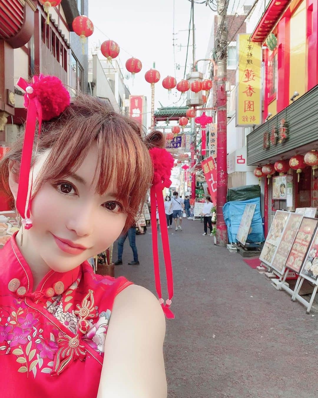 里美ゆりあのインスタグラム：「ユリチャイナ♡♡  明日もお楽しみに😘  #横浜中華街 #YouTube #チャイナドレス  #chinatown #china  #デート #占い #麻婆豆腐  #大好き #中華 #love」
