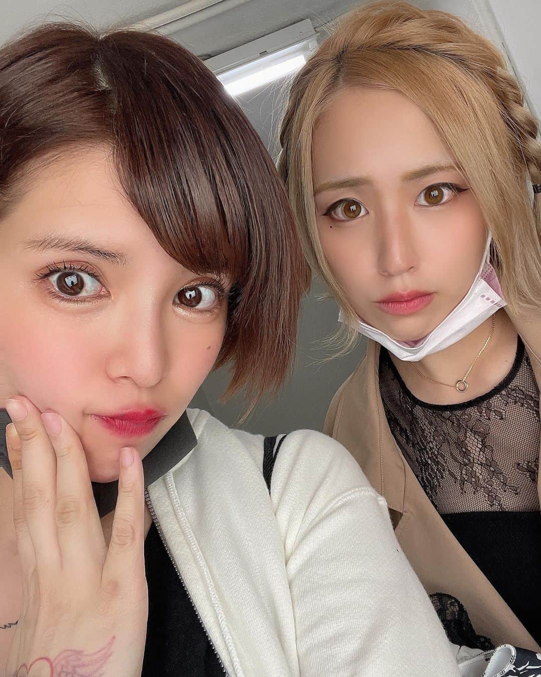 坂口杏里のインスタグラム：「EMU→リュアーグで、 いつもきぃと一緒だったれいか😊🌸  明日も3:00〜だいたい10:00🌈  朝キャバ→SUI 東京都新宿区歌舞伎町2-10-4 ジェストビル 2F  写真、ライン交換、お喋り しましょーこ🌸❣️  朝キャバSUI→ 03-6457-3556」
