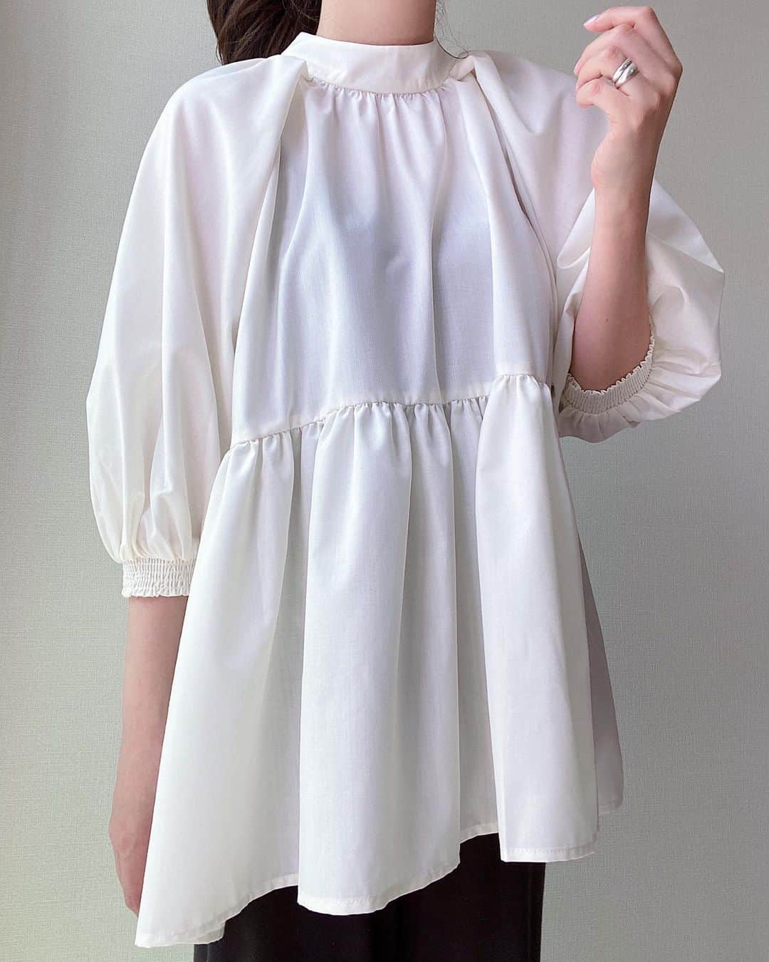 ayuのインスタグラム：「🕊 @ladymade_official のブラウス🤍 涼しげでお上品。 背中の開き具合も紐できゅっと調節可能だし🌷 とってもかわいいな〜。 . #ladymade」