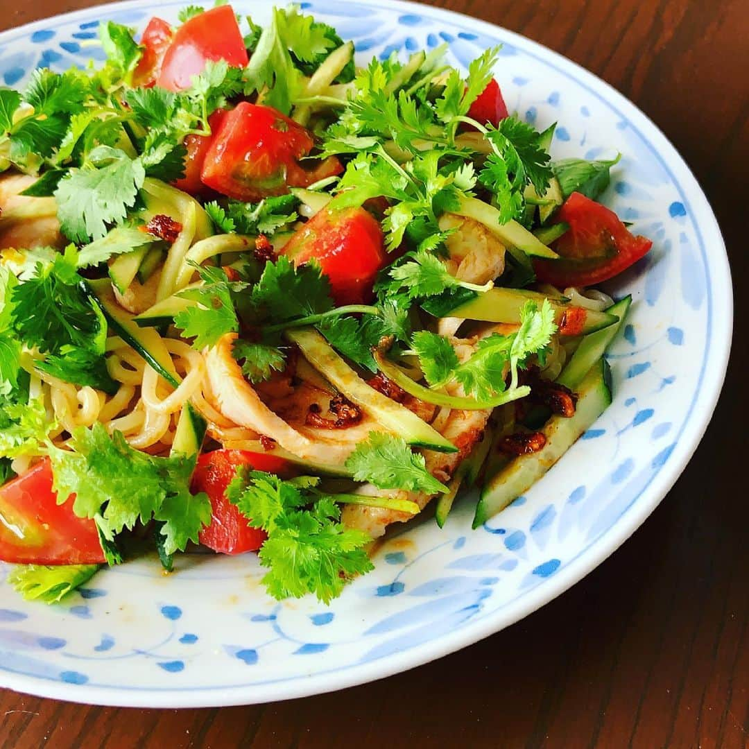 志摩有子さんのインスタグラム写真 - (志摩有子Instagram)「なんだか蒸し暑い。今年初の冷やし中華。 胡麻だれに食べるラー油でぴりっと。 具材はサラダチキンにたっぷりのキュウリとトマトとパクチー。いつものように冷水で締めた麺に胡麻油と塩少々で下味を付けておく。このひと手間で味がぼやけない。  #冷やし中華はじめました  #ゴマだれ冷やし中華 #キュウリはひとり1本」5月15日 13時20分 - ariko418