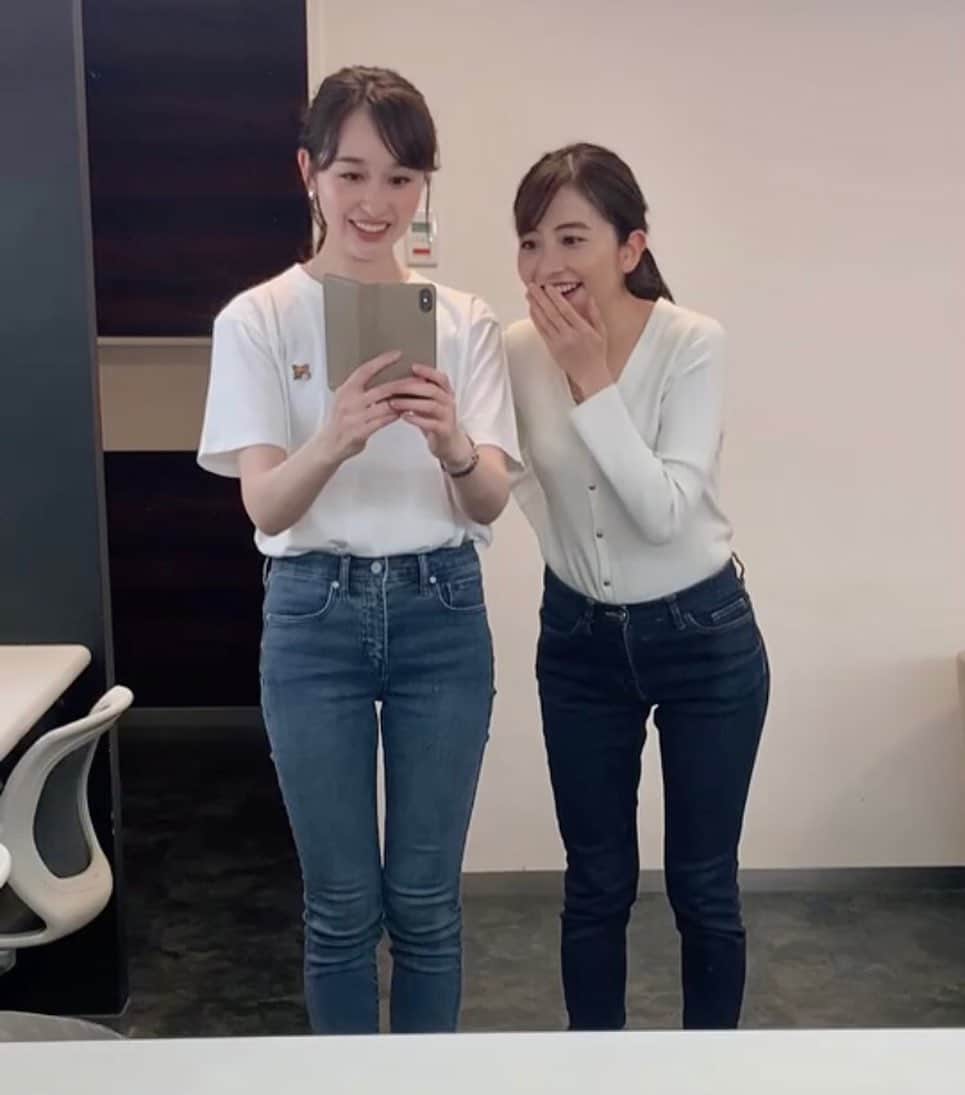 日比麻音子のインスタグラム：「きんようび🍃 おつかれー！と 開放感いっぱいで 私服に着替えたら…  宇賀神日比の私服が！ 完全に一致！！！ 靴まで！！笑  以上、うきゃうきゃ笑った楽屋からでした👭  金曜のよるは、 オオカミ少年からぴったんこへ、 バトンを渡す私たちです🏃‍♀️🏃‍♀️  これが俗に言う #双子コーデ #宇賀神メグ アナ #目線までシンクロ #あさチャン #オオカミ少年 #ぴったんこカンカン   #TWICEさんのHeartShakerを踊り出しそうな組み合わせ #踊れないけど😅」