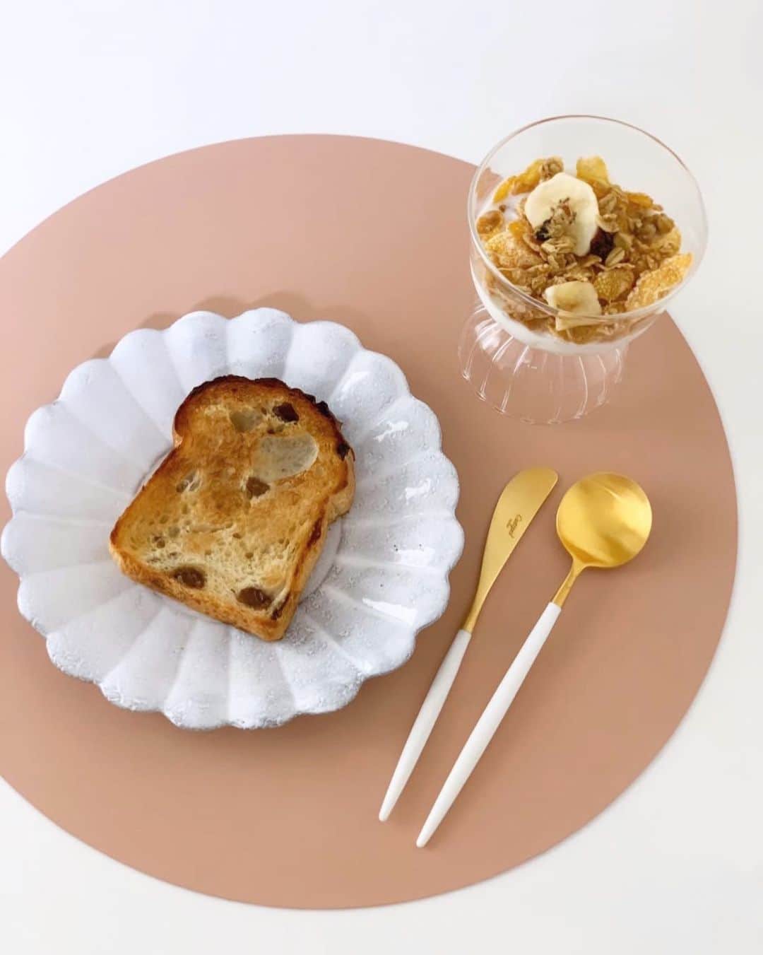 ハンナミのインスタグラム：「いつもの朝 。 最近はまっている レーズンパン 🍞  ストーリーにいくつか 質問いただいたので  タグ付けしました🤍」