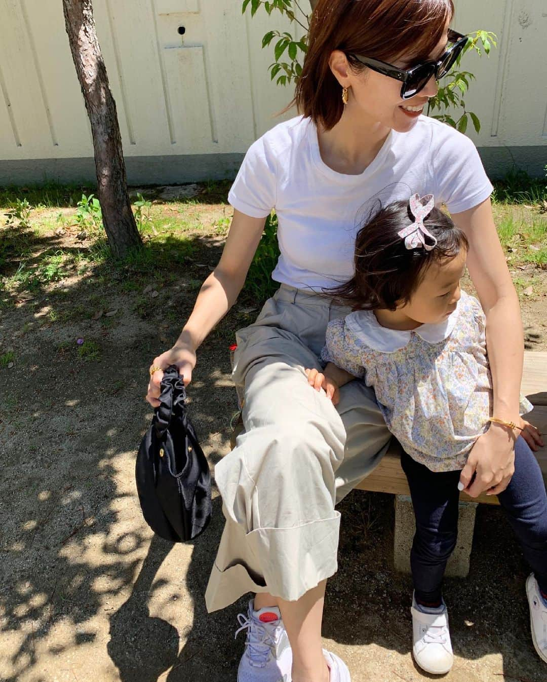 ayu kagawaさんのインスタグラム写真 - (ayu kagawaInstagram)「いいお天気ー♡ 明日から天気が悪くなるみたいなので、公園へ☀️ 新緑が綺麗な季節、気持ち良い🌳🌿💚 #familyday」5月15日 14時14分 - ayuyunyun