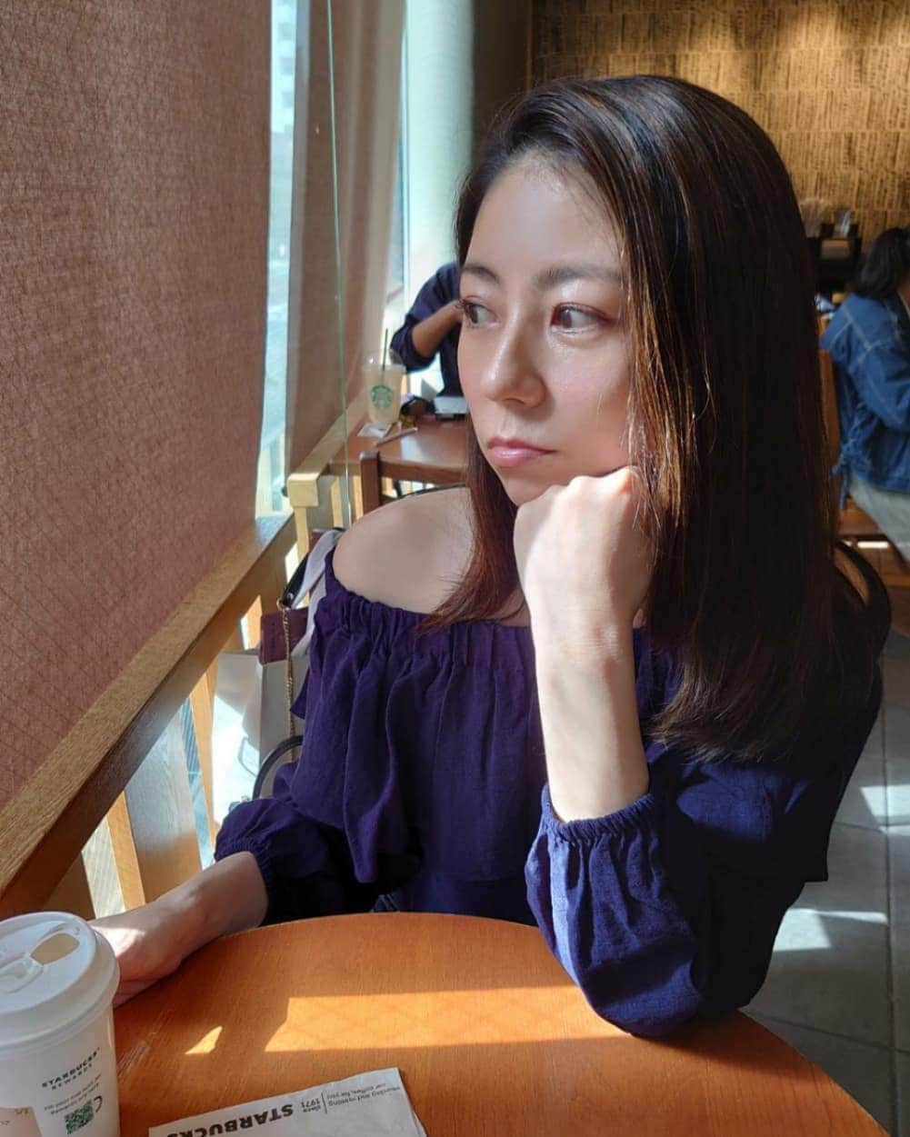 のインスタグラム：「Saturday at Starbucks☕ . みなさまおげーんき？ . 素敵な週末を⭐ . #黒坂真美 #kurosakamami #starbucks #saturday #⭐ #☕ #スターバックス #土曜日 #japan #🇯🇵」