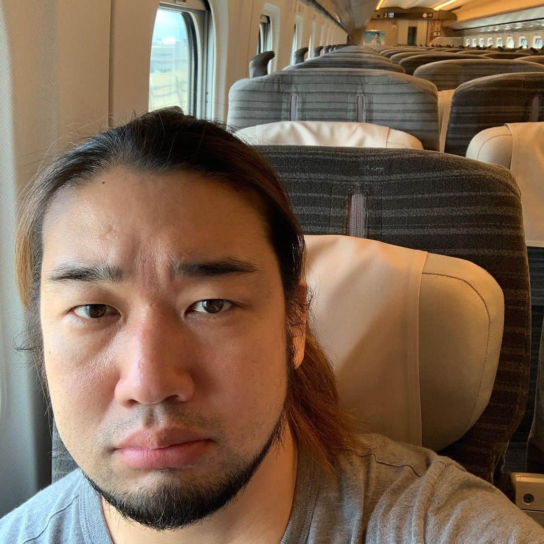シバターさんのインスタグラム写真 - (シバターInstagram)「誰も乗ってない新幹線で函館向かってる。」5月15日 14時40分 - jtshibata