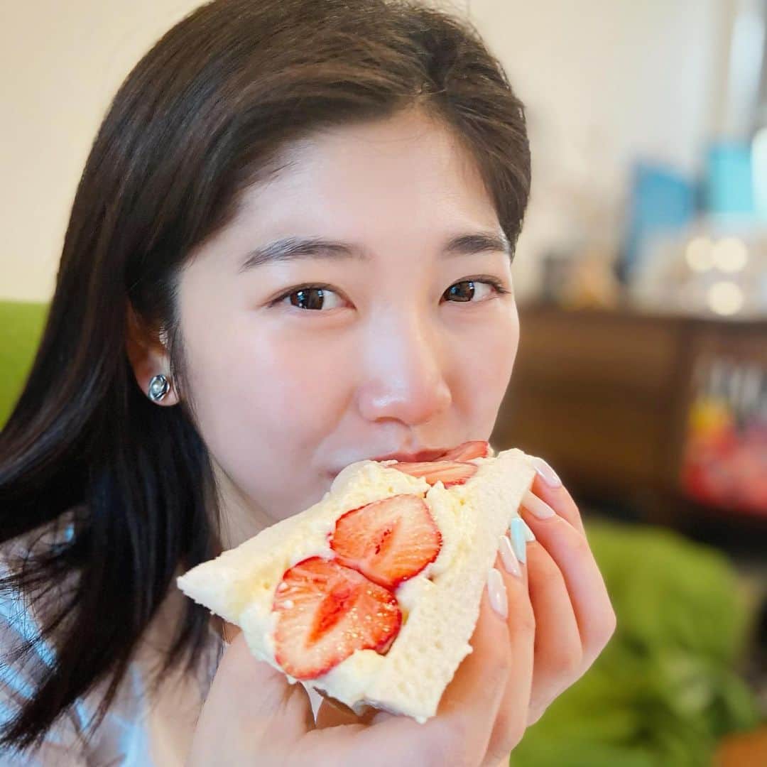 のインスタグラム：「きょうはおうちカフェ。 おやつのようなランチを食べるのが好きなんです...😋❤️ #🍓 #おうち時間 #fruitsandwich #saturdaymood」
