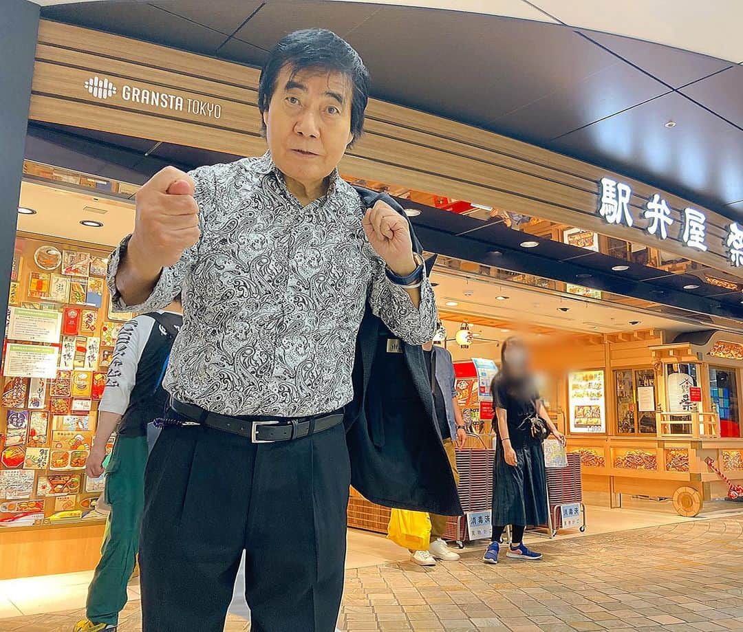 村西とおるのインスタグラム：「本日も東京駅にて、駅弁ファンの皆さまにエールをお届けいたします。ナイスですね！」