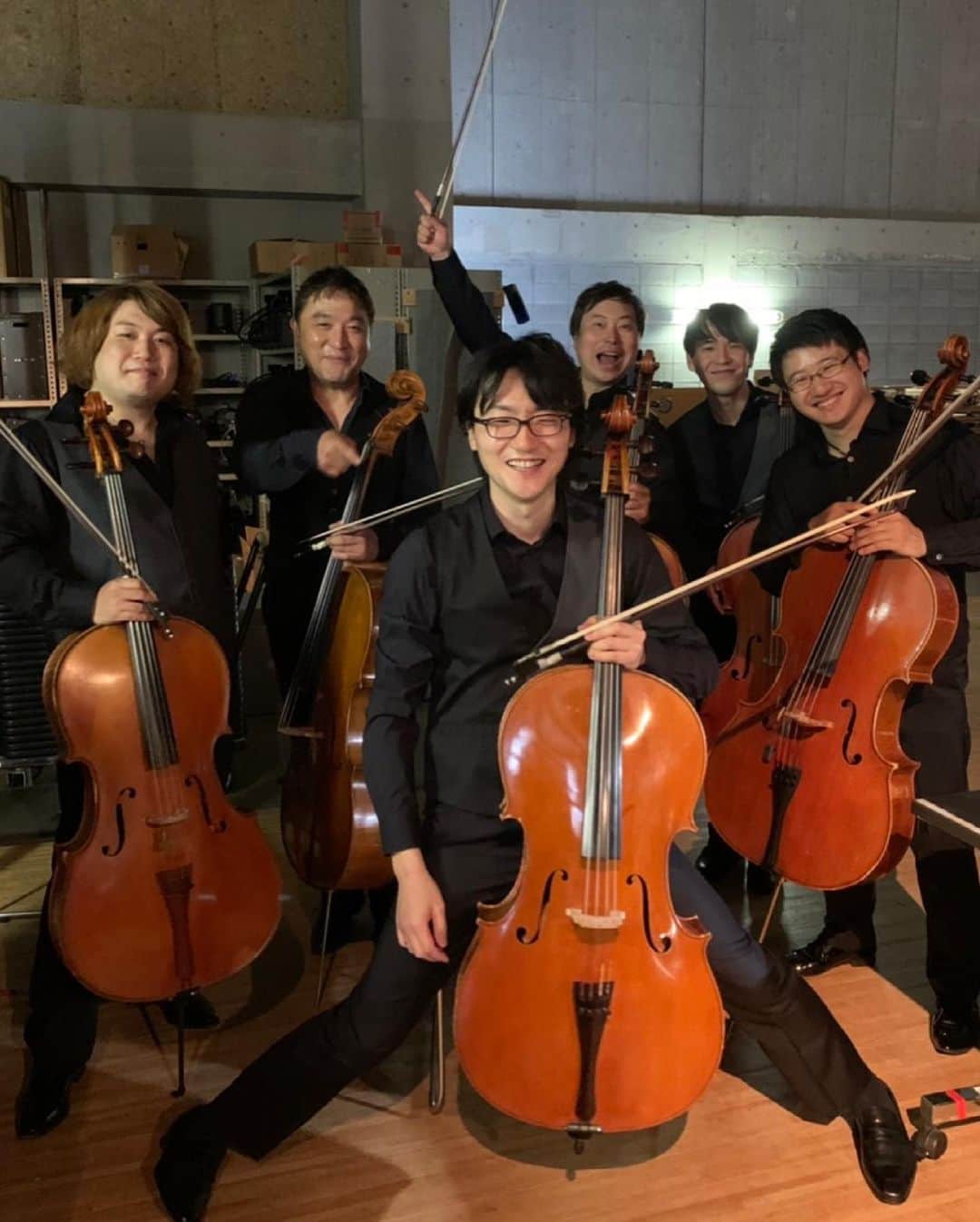 高嶋ちさ子さんのインスタグラム写真 - (高嶋ちさ子Instagram)「今日は神奈川県南足柄市文化会館でsuper celloでした いつもクールな森山君がオタ芸に手を出してしまった〜！！！ コンサートはやればやるほどネタが増える、素晴らしい意気込みです 去年からコンサートが何十本も飛んで、少しコンサートへの取り組みが変わったかも。音楽だけじゃなくて、色んな手段を使って、コンサートに来てくださった皆様に元気に笑ってもらえる場にしたいと思っています。  今夜は滝沢カレンちゃんのカレン食堂に18:56からテレ朝で出演します！ 見てね〜」5月15日 16時20分 - chisakotakashima