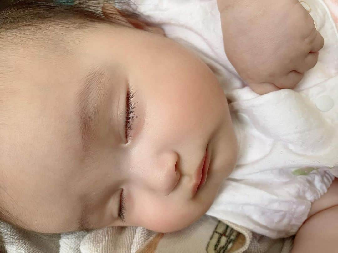 川崎希さんのインスタグラム写真 - (川崎希Instagram)「zzZ👶🌟🌟🌟  #寝返りたくさんするようになったよん #生後6か月」5月15日 16時29分 - kawasakinozomi