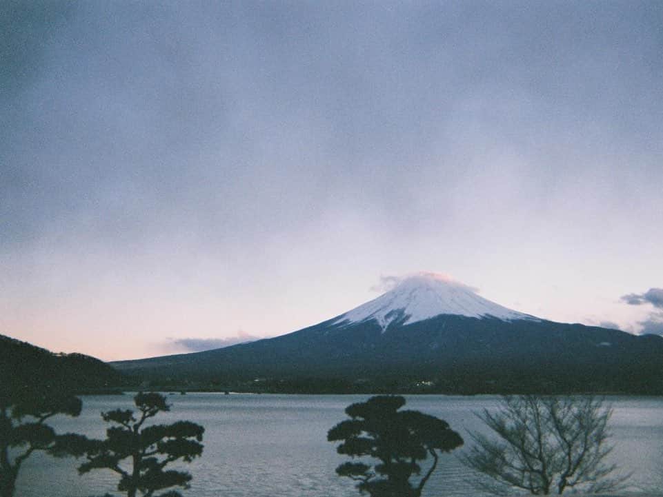小田飛鳥さんのインスタグラム写真 - (小田飛鳥Instagram)「父が富士山を見たいと言うので両親と山中湖周辺へ🗻 父があまり歩けないのでバスを駆使して色々と周りました〜〜 花の都公園、ハンモックカフェ、最後は紅富士の湯♨︎ 今回は雲が厚く、富士山は綺麗見られなかったので4枚目以降はこの前の河口湖からの富士山です╭( ･ㅂ･)و̑  #富士山 #mtfuji #山中湖 #河口湖 #花の都公園 #ハンモックカフェ #紅富士の湯 #ネモフィラ #nemophila #ハンモック #欲しい」5月15日 16時43分 - asuka_oda_0320