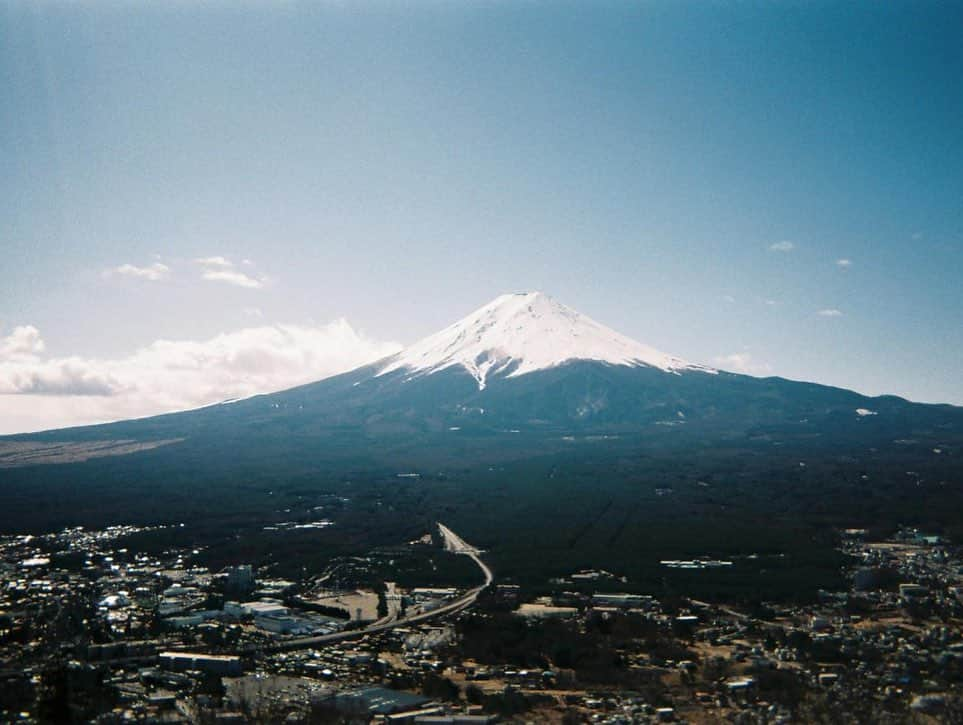 小田飛鳥さんのインスタグラム写真 - (小田飛鳥Instagram)「父が富士山を見たいと言うので両親と山中湖周辺へ🗻 父があまり歩けないのでバスを駆使して色々と周りました〜〜 花の都公園、ハンモックカフェ、最後は紅富士の湯♨︎ 今回は雲が厚く、富士山は綺麗見られなかったので4枚目以降はこの前の河口湖からの富士山です╭( ･ㅂ･)و̑  #富士山 #mtfuji #山中湖 #河口湖 #花の都公園 #ハンモックカフェ #紅富士の湯 #ネモフィラ #nemophila #ハンモック #欲しい」5月15日 16時43分 - asuka_oda_0320