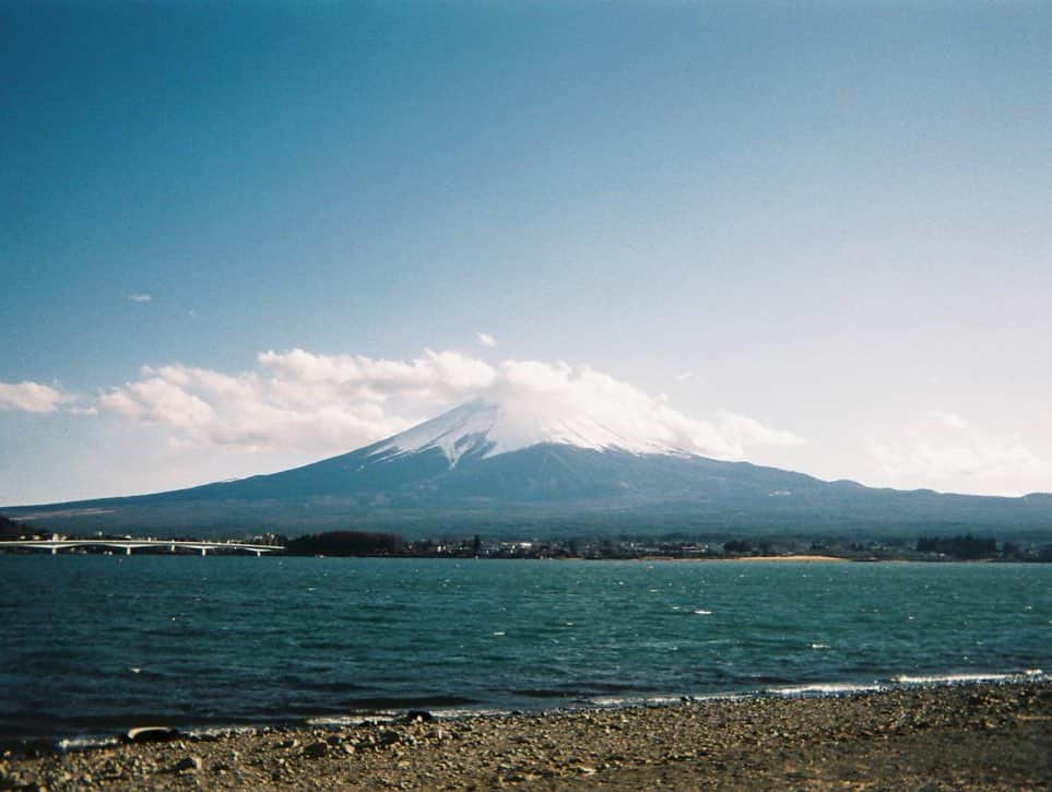 小田飛鳥さんのインスタグラム写真 - (小田飛鳥Instagram)「父が富士山を見たいと言うので両親と山中湖周辺へ🗻 父があまり歩けないのでバスを駆使して色々と周りました〜〜 花の都公園、ハンモックカフェ、最後は紅富士の湯♨︎ 今回は雲が厚く、富士山は綺麗見られなかったので4枚目以降はこの前の河口湖からの富士山です╭( ･ㅂ･)و̑  #富士山 #mtfuji #山中湖 #河口湖 #花の都公園 #ハンモックカフェ #紅富士の湯 #ネモフィラ #nemophila #ハンモック #欲しい」5月15日 16時43分 - asuka_oda_0320