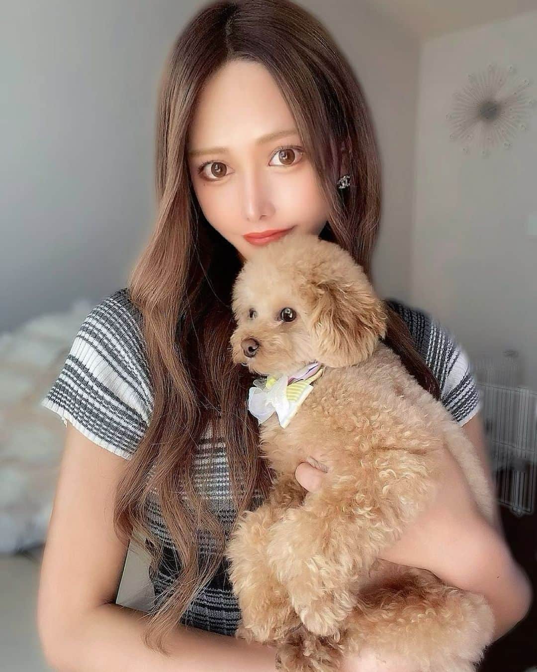 新田エレナのインスタグラム：「ひさびさツーショ🐶🧡  .  前髪にもエクつけてみたんだけど前髪あるのとどっちがいいかな🥲  #イメチェン」