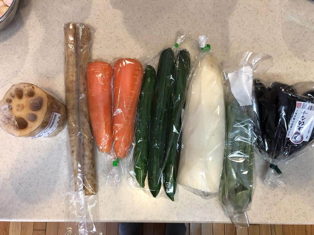 のインスタグラム：「お野菜 色々並べて 今日は何作ろうか… いただきものの 新じゃがが余ってたので THE おふくろの味って感じで 肉じゃが作ってみました😊 きんぴらごぼう ワカメと胡瓜の酢の物 鶏モモ肉の味噌炒めを山椒風味で👍 後は あさりの砂抜きをしてあるので お味噌汁か 酒蒸しかな〜💖 みんなお出かけなので 今夜はおかずバイキングにしましょう。 食べたい時に それぞれで。 早くに作ったので 夕暮れ時のいい時間を テラスで。 母は 最近 スイカジュースにはまっております🍉w  #お家ご飯 #家族でご飯 #かあちゃんの味 #おかずバイキング #毎日を楽しく #幸せのレシピ #今日食べた物が明日の身体を作る #夕暮れ時 #デッキで #スイカジュース」