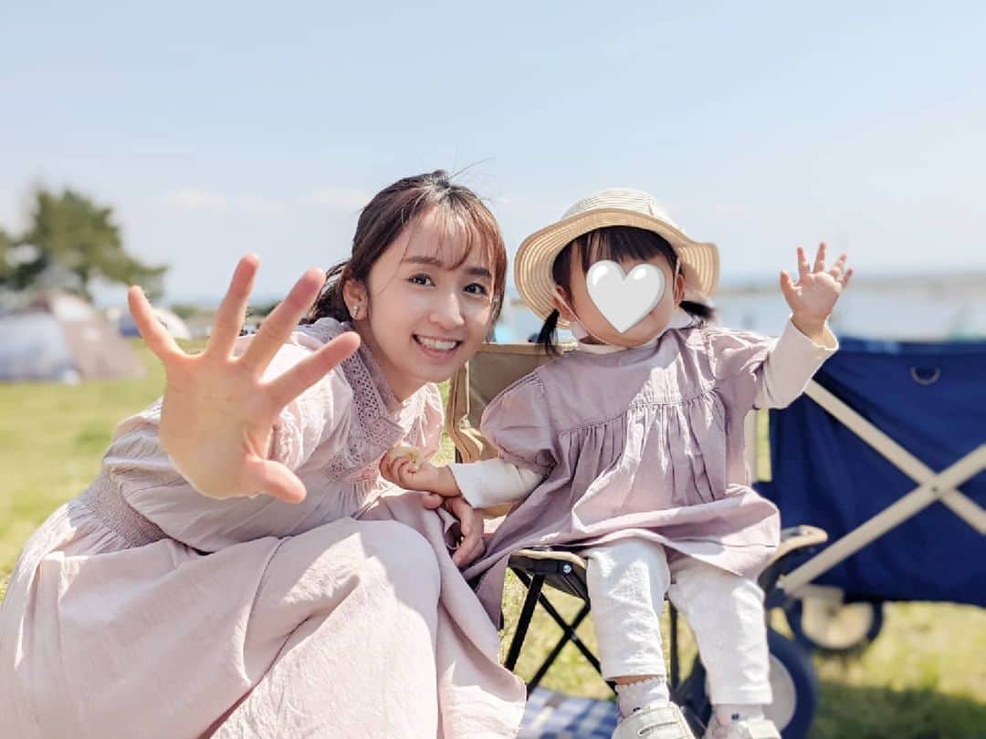 小野恵美のインスタグラム：「こちら緊急事態宣言前に海沿いの公園へピクニックしたとき🧺⛺🌿🚙 　  娘とはくすみピンクのパフスリーブワンピースでリンクコーデでした🌸💕 この日は快晴で海風気持ちよかったなぁ〜🌊  後ろにちらっと写るコールマンのキャリーワゴン、すごく便利で買って正解👏💙 これからもっと気軽に旅行やお出かけできる夏が来るといいなぁ…😌✨  #ピクニック #リンクコーデ #くすみピンク #女の子ママ #女の子ベビー #1歳 #1歳女の子 #ママコーデ #春のお出かけ #時差投稿」