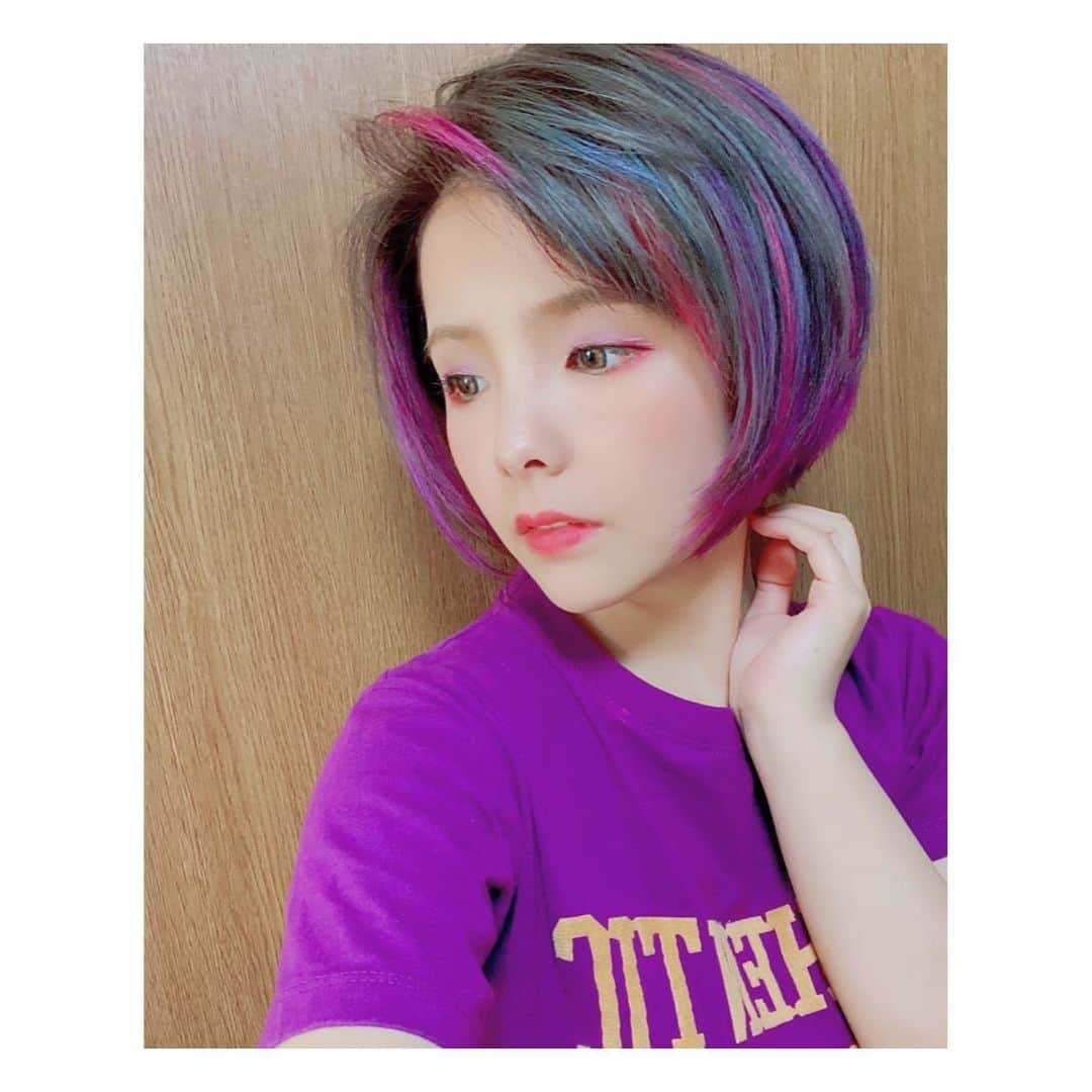 山田七海さんのインスタグラム写真 - (山田七海Instagram)「* * * 美容室行ってきた💜  ベリーパープル💜  ええ感じ♡  #ショートカット #ショートヘア #ヘアカラー #パープル #ピンク #アッシュ #気分あげあげ #うふふ」5月15日 17時04分 - singer_nanami