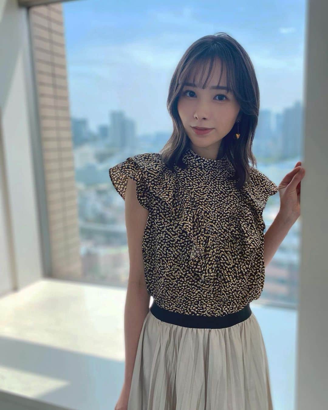 黒澤詩音のインスタグラム：「#グリーンチャンネル 🏇 全レース中継、本日もありがとうございました！  今日の衣装は、 tops & skirt #rosebud 👗さん  とっても可愛い！ そして、皆さん気づいてくださりましたね…！  前髪〜！！  なので、ヘアはおろしていただきました💇‍♀️ #ラウダシオン おめでとう〜！  #競馬 #競馬中継 #アナウンサー #キャスター #umajo #馬券 #うまじょ #前髪 #前髪カット #newhair」