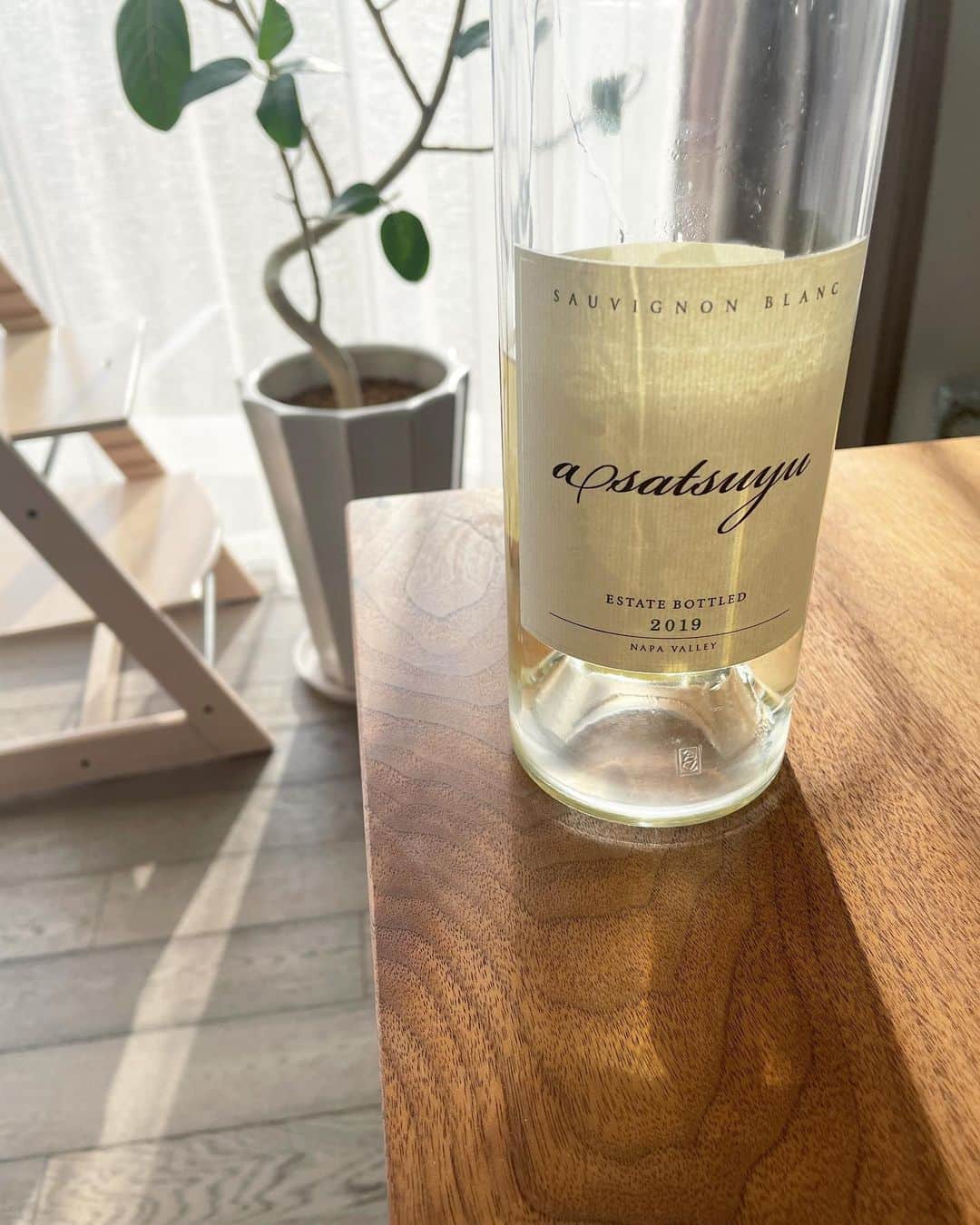 原田沙奈子さんのインスタグラム写真 - (原田沙奈子Instagram)「キンキンに冷やしてた白ワイン。  ナパのケンゾーエステート“あさつゆ”。 西陽で常温になったけど、また旨し◎  #白ワイン#ソーヴィニヨンブラン  #asatsuyu#kenzoestate」5月15日 17時56分 - sanakoharada