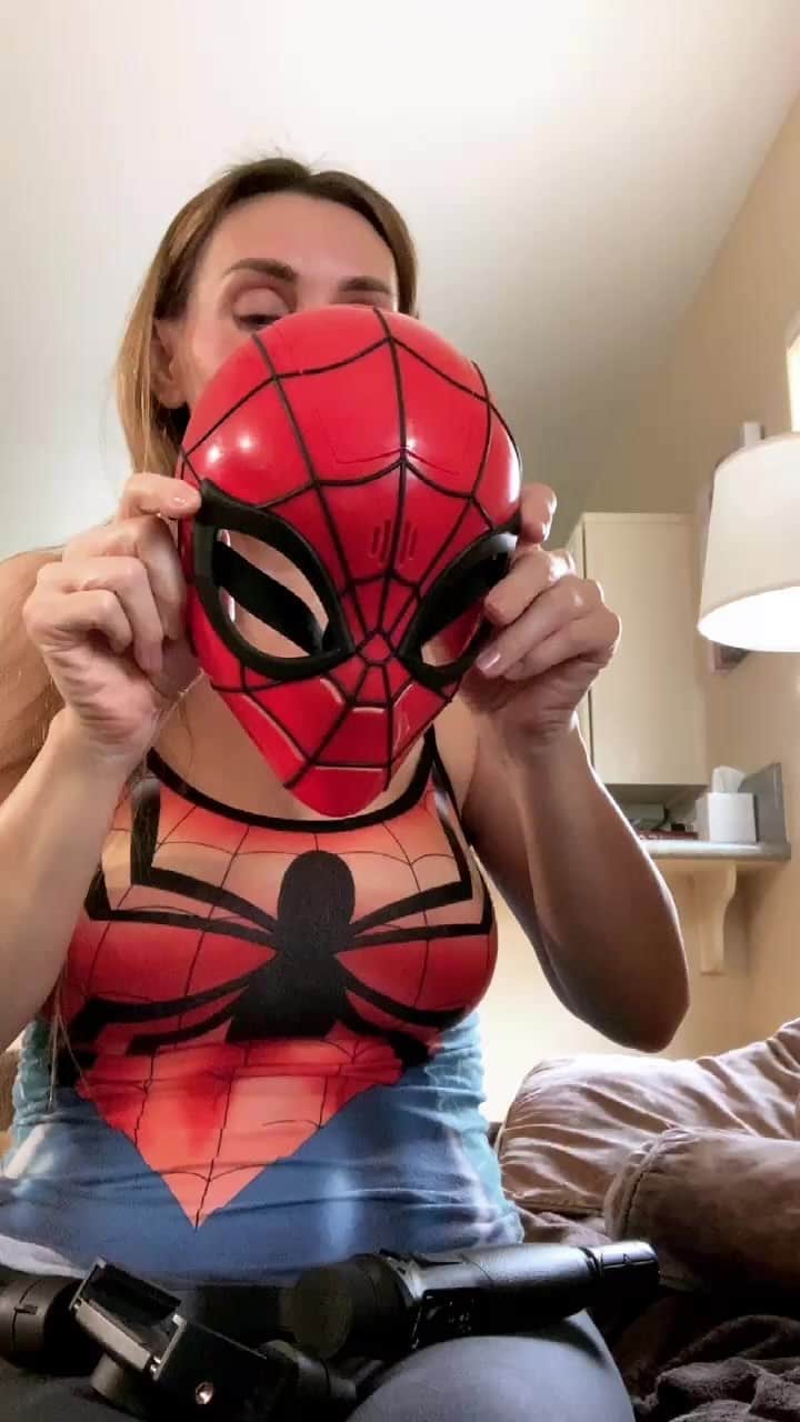 ターニャ・テイトのインスタグラム：「Join me and Ozzie as we open a box. What’s in the box? Thank you to those who sent badges, you got a shoutout ❤️」