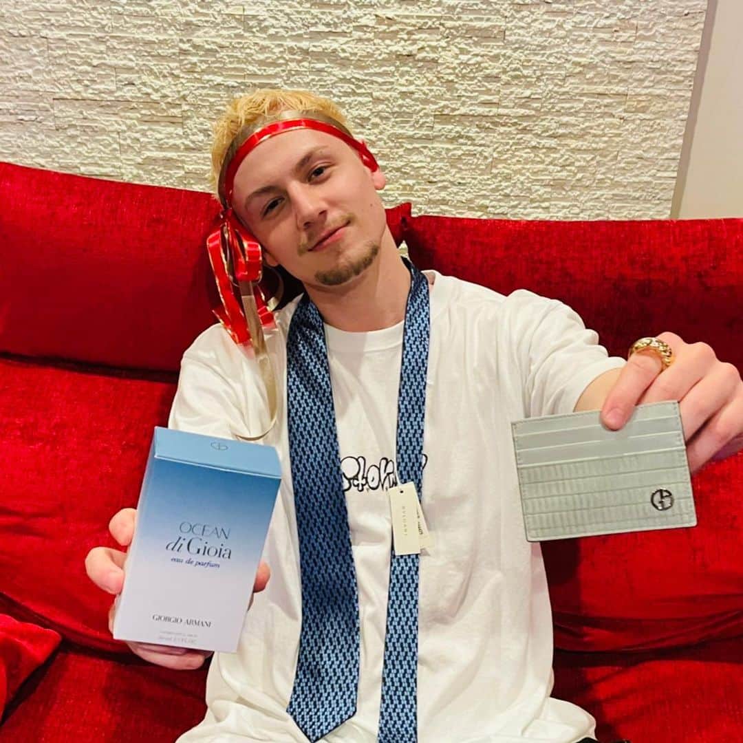 のインスタグラム：「20歳なりました！  これだけ多くの人に祝ってもらって最高に幸せです✨　  とりあえずお酒強くなれるように頑張ります🤘  皆んな大好きです。」
