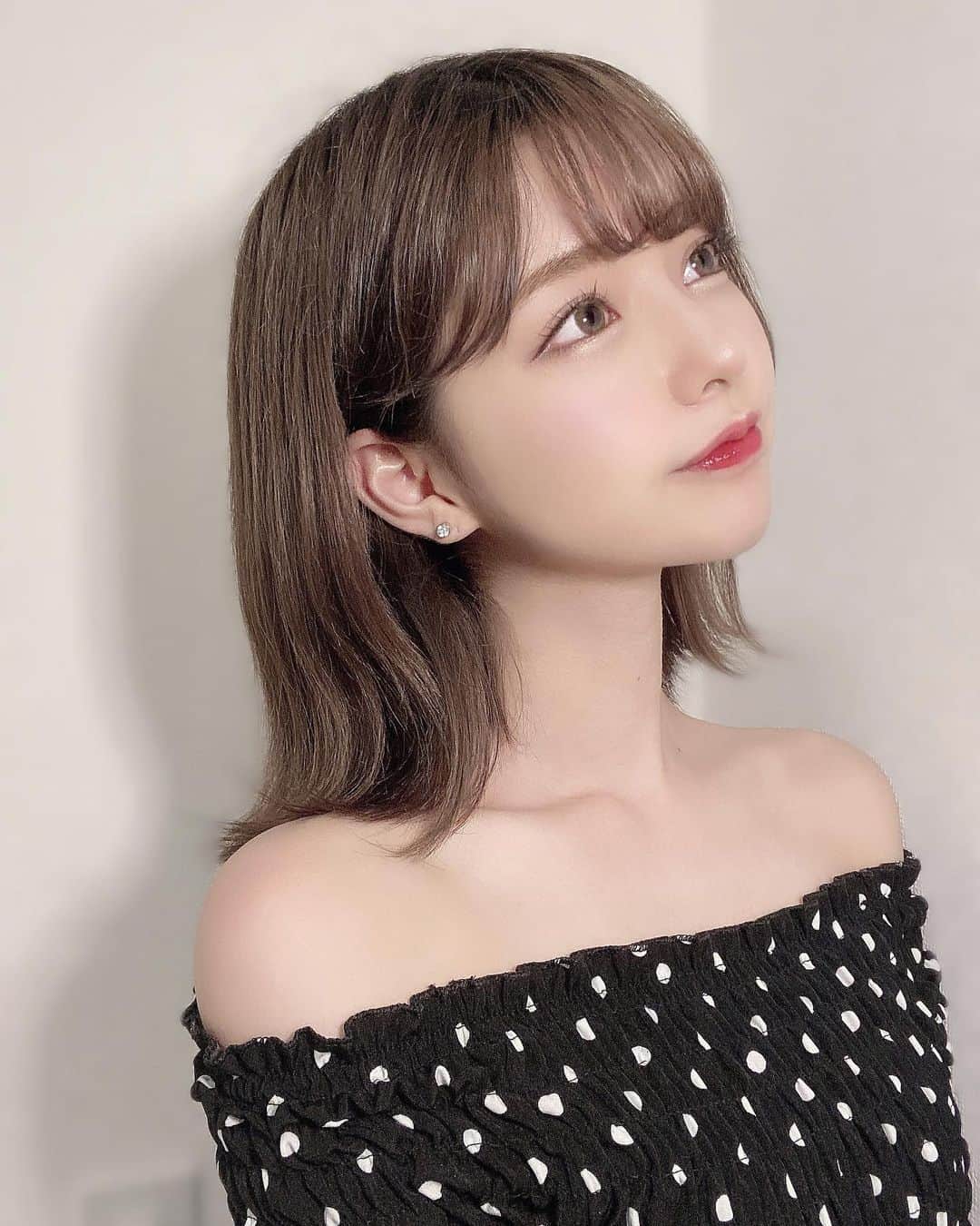 sarimaru(国木田さりまる)のインスタグラム：「今年はオフショルたくさん着れるように デコルテ綺麗に育てるぞ~！🤍🖤」