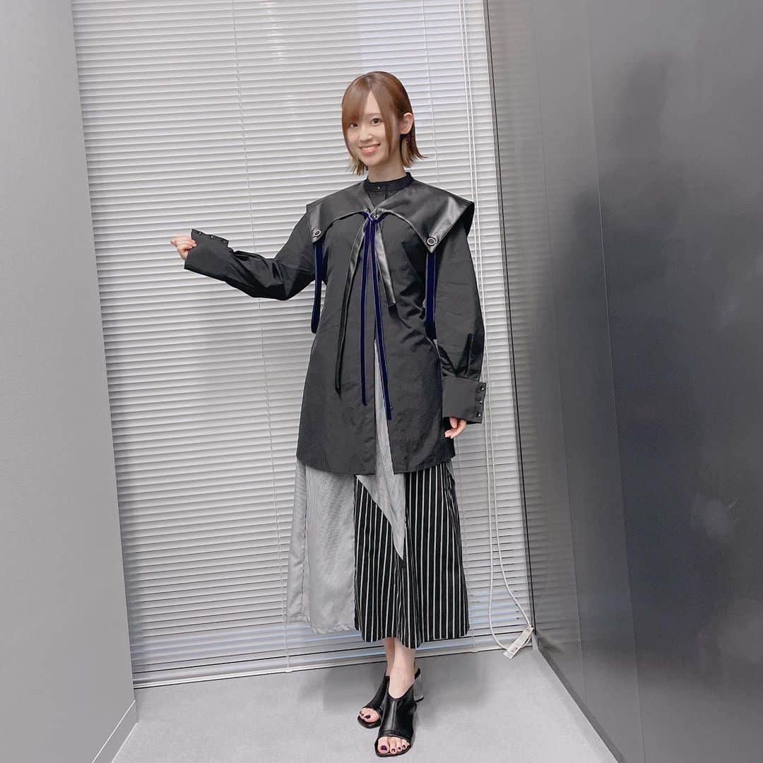 高橋李依のインスタグラム：「📷2021.5.15﻿ ﻿ 劇場版﻿ ﻿ Fate/Grand Order﻿ -神聖円卓領域キャメロット-﻿ 後編 Paladin; Agateram﻿ ﻿ 本日、公開いたしました！﻿ ﻿ ﻿ *﻿ なかなかお気軽に！とは﻿ いかない状況でもありますが😭﻿ ﻿ ﻿ 手洗いうがい、消毒、マスク、、﻿ 感想やお喋りは帰ってからSNS！﻿ ﻿ 物販は、、さくっと買う！(効果ある…？)﻿ ﻿ とにかく、自分にできることは﻿ 色々と努める！！！﻿ ﻿ そして、﻿ 大好きな時間をここぞと捻出して﻿ ぎゅっと楽しんでいただけたら﻿ ﻿ 私はすごく嬉しいなぁと感じます☺️﻿ ﻿ ﻿ ﻿ ！もちろん、こんなご時世なので、﻿ 絶対にご無理はしないでくださいね🙇‍♀️﻿ ﻿ ﻿ *﻿ ﻿ わたしからの感想とかは﻿ またラジオなど！皆が見終わった頃に！﻿ ﻿ ﻿ *﻿ ﻿ さて、写真の衣装は、﻿ キャメロット関連の撮影日のもの！﻿ ﻿ ﻿ 公開カウントダウン動画でも﻿ 着ておりました。﻿ ﻿ ﻿ スタイリストさんの用意してくれた﻿ ﻿ ﻿ トップス:UNITED TOKYO﻿ ボトムス:white﻿ サンダル:HARE﻿ ﻿ のアイテムです。﻿ ﻿ ﻿ *﻿ ﻿ トップスの襟がすごく大きくて、﻿ 鎧みたいでカッコイイのなんの……﻿ ﻿ 素材も襟だけフェイクレザーで強い‪✧‬﻿ ﻿ ﻿ ﻿ 脇下の紐は、﻿ スタイリストさんが﻿ 紫色のベロア素材のリボンを﻿ 上から貼ってくれたもの！﻿ ﻿ センターにも足しリボン。﻿ ﻿ 紫色の差し色があることで﻿ 更にマシュの鎧らしさが出て﻿ 感謝感謝でした。﻿ ﻿ ﻿ ﻿ なんかサイト見たら﻿ この紐、腕の外通すっぽかったけど﻿ それはそれ、これはこれ……😇笑﻿ ﻿ ﻿ シャツ自体も、袖や首まわり、ボタン、﻿ 好きがいっぱい詰まっていました。﻿ ﻿ *﻿ ﻿ トップスが長かったので、﻿ ウエストの切り替え位置がわかるように﻿ ﻿ シャツの下を開けて、﻿ 黒一色ではない、﻿ 柄のスカートをチョイスしてみました。﻿ ﻿ ﻿ *﻿ ﻿ ストレッチ素材のサンダルは、﻿ かかと部分がクリアになっていて！﻿ ﻿ 重たい素材&黒の印象に﻿ 抜け感（言いたかっただけ）を﻿ プラスしてくれました。﻿ ﻿ ﻿ 本当に履きやすすぎて﻿ このあと自分用にも買っちった(＞ω・)﻿ ﻿ *﻿ ﻿ ちなみに、耳には﻿ スタイリストさんお手製の﻿ イヤーカフをつけておりました。﻿ 💜﻿ ﻿ *﻿ ﻿ ではではまた！﻿ ﻿ 私も早くパンフ読みたい～～！﻿ ﻿ ﻿ ﻿ ﻿ #声優 #りえりー服 #高橋李依﻿ #FGO #FGO_ep6」