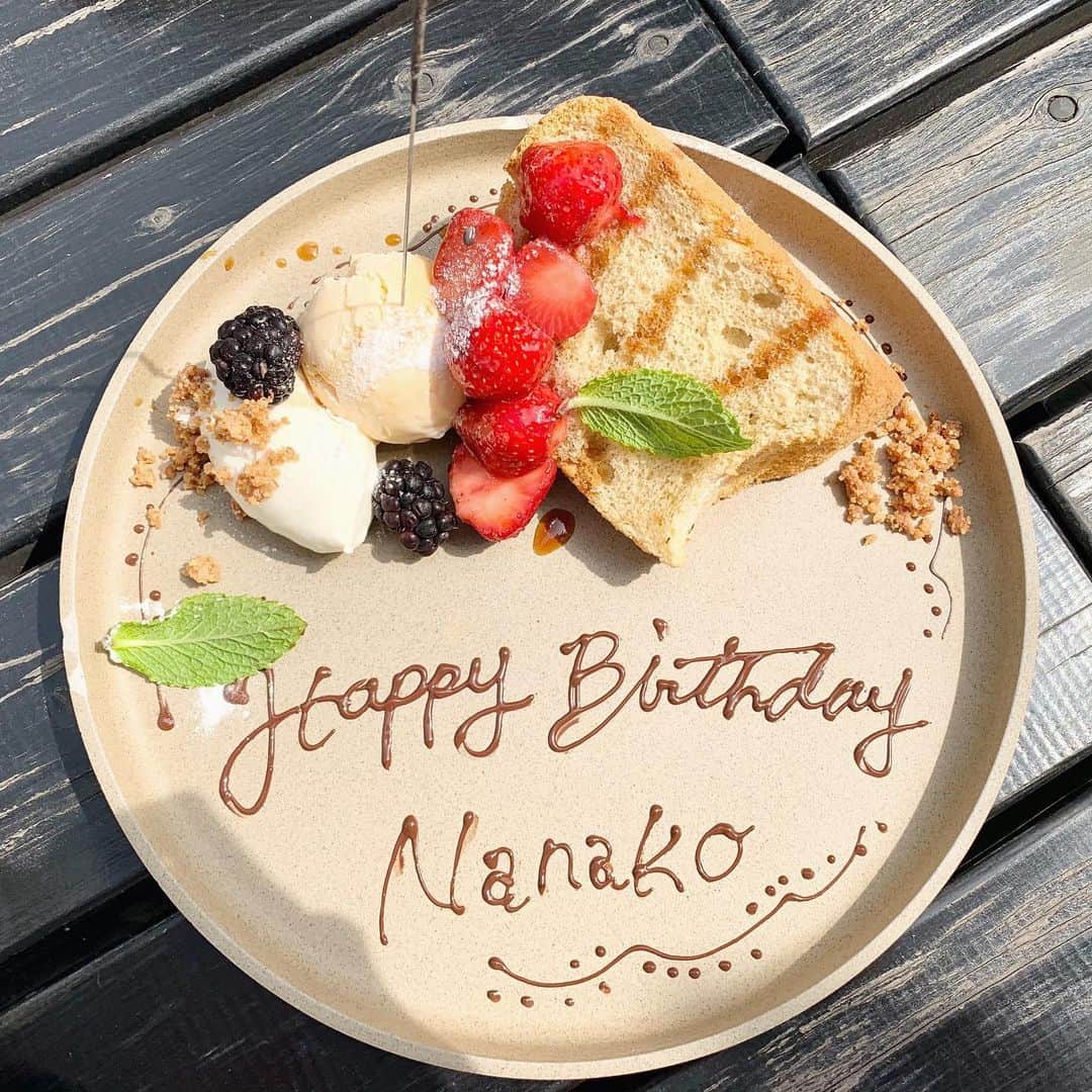 のインスタグラム：「. 先日22歳になりました  お友達兼仕事仲間たちにお祝いしてもらいました🥰❤️  サプライズだったのでビックリ！ （リアクション薄かったかも、ごめん）  お友達兼仕事仲間が誰かはまだ内緒🤫  ⚠️打ち合わせの途中でお祝いしてもらいました  #誕生日 #誕生日サプライズ #誕生日プレート #お友達 #仕事仲間 #新宿 #新宿カフェ #22歳 #22歳になりました」