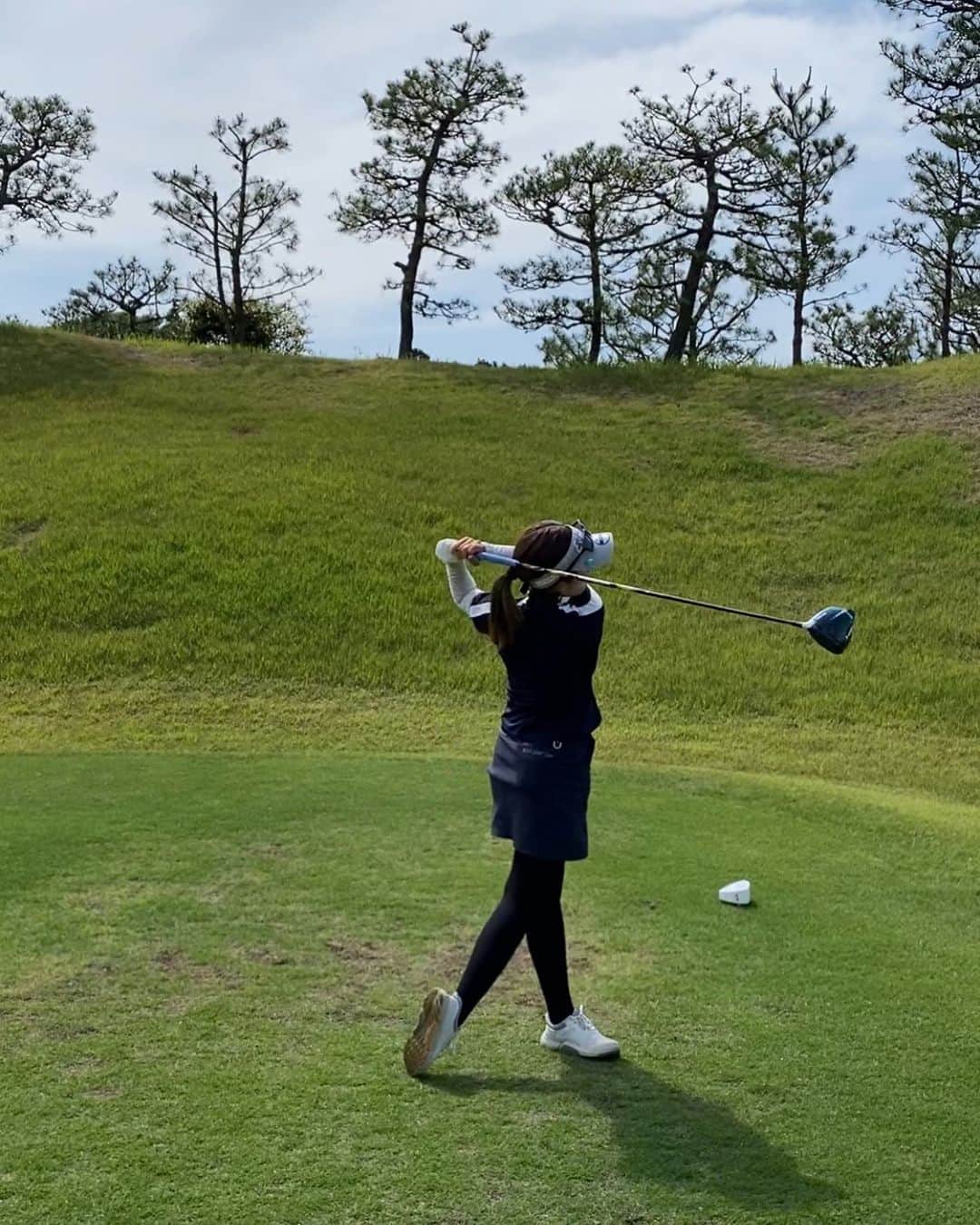 青木茉里奈のインスタグラム：「⛳️🍃 今日1番フィーリングの良かったティーショット🏌️‍♀️250y！理想の形になる様に、再現性を上げられる様に、明日は父を誘って打ち込みday🏌️‍♀️☀️笑。腰と相談しながら頑張ります✨無意識レベルで出来る様に💪🏻 _ _ _ _ _ _ _ _ _ _ _ _ _ _ _ _ _ _ _ _ _ _ _ _ _ _ _ _ #golf #andperse #ecco #eyevol」