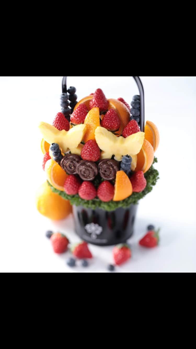Fruit-bouquets.comのインスタグラム：「日本初のフルーツブーケ専門店 Plaisir (プレジール)  ※2017年11月に撮影  #フルーツブーケ #フルーツギフト #果物大好き #フルーツカッティング #フルーツ大好き」