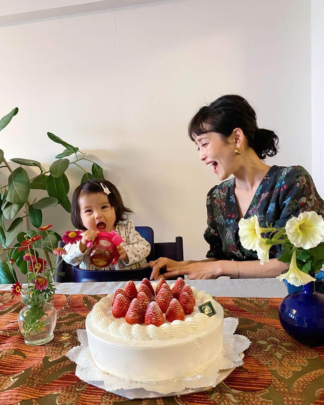北澤 宏美さんのインスタグラム写真 - (北澤 宏美Instagram)「✳︎ 今月はケーキたくさん食べられてうれしいな 先日、娘の生後10ヶ月記念や母の日など いろんなお祝いごとをまとめてお祝いするべく 美味しいケーキを注文🌹  自宅にフレッシュケーキが届く 宅配サービス「ケーキダイアリー」を利用してみたよ  ケーキ通販サービスは「冷凍ケーキ」の宅配がほとんどだけど、こちらは冷凍ではなく「生のケーキ」（←ここポイントね！）を届けてくれ 店頭で販売されているそのままの美味しさを 宅配してもらって味わうことができるよ  お店に行きたいけど荷物が多かったり、赤ちゃんもいたりすると、大きなケーキを持ちながらの慎重な移動はなかなかの困難 無事にケーキを持ち帰る自信、ないよね🙂 コロナ禍で人混みもさけたいのもあるし これは本当素晴らしいサービスだと思いました！  どれも美味しそうな 高級感・クラス感のあるケーキを取り扱っていて デパ地下などの有名ブランドや、 街の人気パティスリーのケーキが勢揃い😍  わたしが注文したケーキも 品ある甘すぎない生クリームの味が好みすぎて 本当に本当に美味しかった😭💕 ・ ・ ・ 誕生日、記念日、家族のさまざまなお祝いごとや 親戚、友人などへの贈りものとしてもよいかも  ※宅配エリアがあるので「ケーキダイアリー」でチェックしてみてね  あー早くまた食べたい🥺  #PR #ケーキダイアリー #ケーキ宅配 #生ケーキ」5月15日 20時12分 - romihy58
