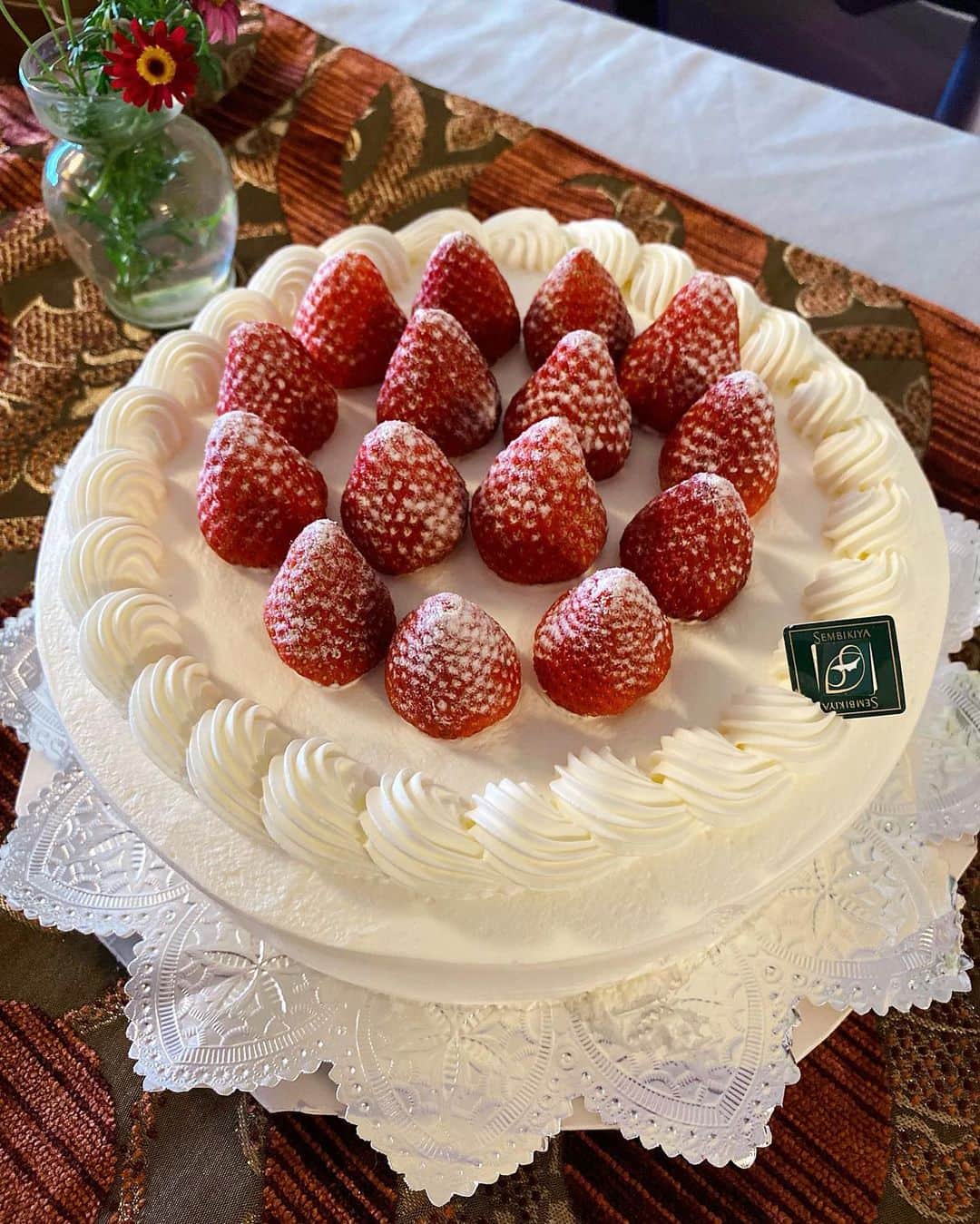 北澤 宏美さんのインスタグラム写真 - (北澤 宏美Instagram)「✳︎ 今月はケーキたくさん食べられてうれしいな 先日、娘の生後10ヶ月記念や母の日など いろんなお祝いごとをまとめてお祝いするべく 美味しいケーキを注文🌹  自宅にフレッシュケーキが届く 宅配サービス「ケーキダイアリー」を利用してみたよ  ケーキ通販サービスは「冷凍ケーキ」の宅配がほとんどだけど、こちらは冷凍ではなく「生のケーキ」（←ここポイントね！）を届けてくれ 店頭で販売されているそのままの美味しさを 宅配してもらって味わうことができるよ  お店に行きたいけど荷物が多かったり、赤ちゃんもいたりすると、大きなケーキを持ちながらの慎重な移動はなかなかの困難 無事にケーキを持ち帰る自信、ないよね🙂 コロナ禍で人混みもさけたいのもあるし これは本当素晴らしいサービスだと思いました！  どれも美味しそうな 高級感・クラス感のあるケーキを取り扱っていて デパ地下などの有名ブランドや、 街の人気パティスリーのケーキが勢揃い😍  わたしが注文したケーキも 品ある甘すぎない生クリームの味が好みすぎて 本当に本当に美味しかった😭💕 ・ ・ ・ 誕生日、記念日、家族のさまざまなお祝いごとや 親戚、友人などへの贈りものとしてもよいかも  ※宅配エリアがあるので「ケーキダイアリー」でチェックしてみてね  あー早くまた食べたい🥺  #PR #ケーキダイアリー #ケーキ宅配 #生ケーキ」5月15日 20時12分 - romihy58