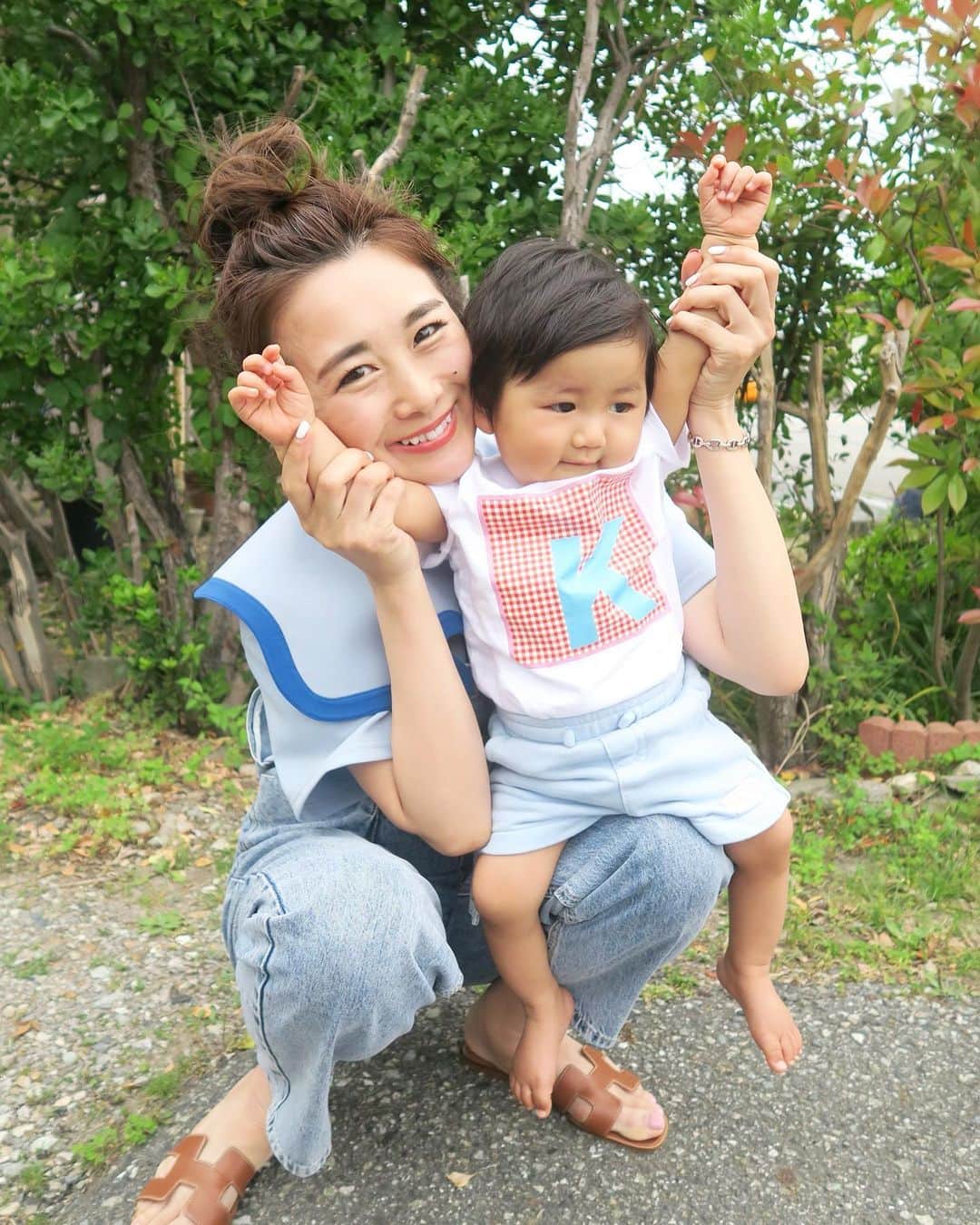 Mai Wakimizuのインスタグラム：「blueでリンクコーデ出来たかな♡すでに私より黒い息子。赤ちゃんって皆白いんだと思ってた。笑 完全に地黒の私の血を引いてるね♡笑 #linkable#生後9ヶ月#男の子ベビー#男の子ママ#mamalife」