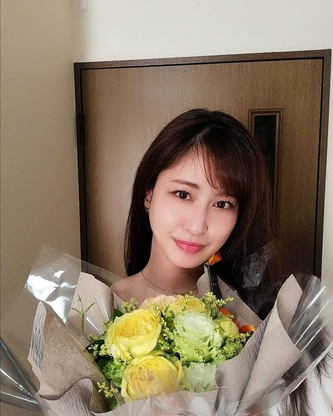 河瀬杏美のインスタグラム：「昨日、お誕生日をむかえました😊 びっくりなプレゼント✨ 沢山のお祝いのメッセージ🖊 覚えていてくださること、言葉にして伝えてくれること。 本当に嬉しかったです🌼 ありがとうございます☺️💗 * #bday #0514 #birthday #happyday #サプライズ #🎁」