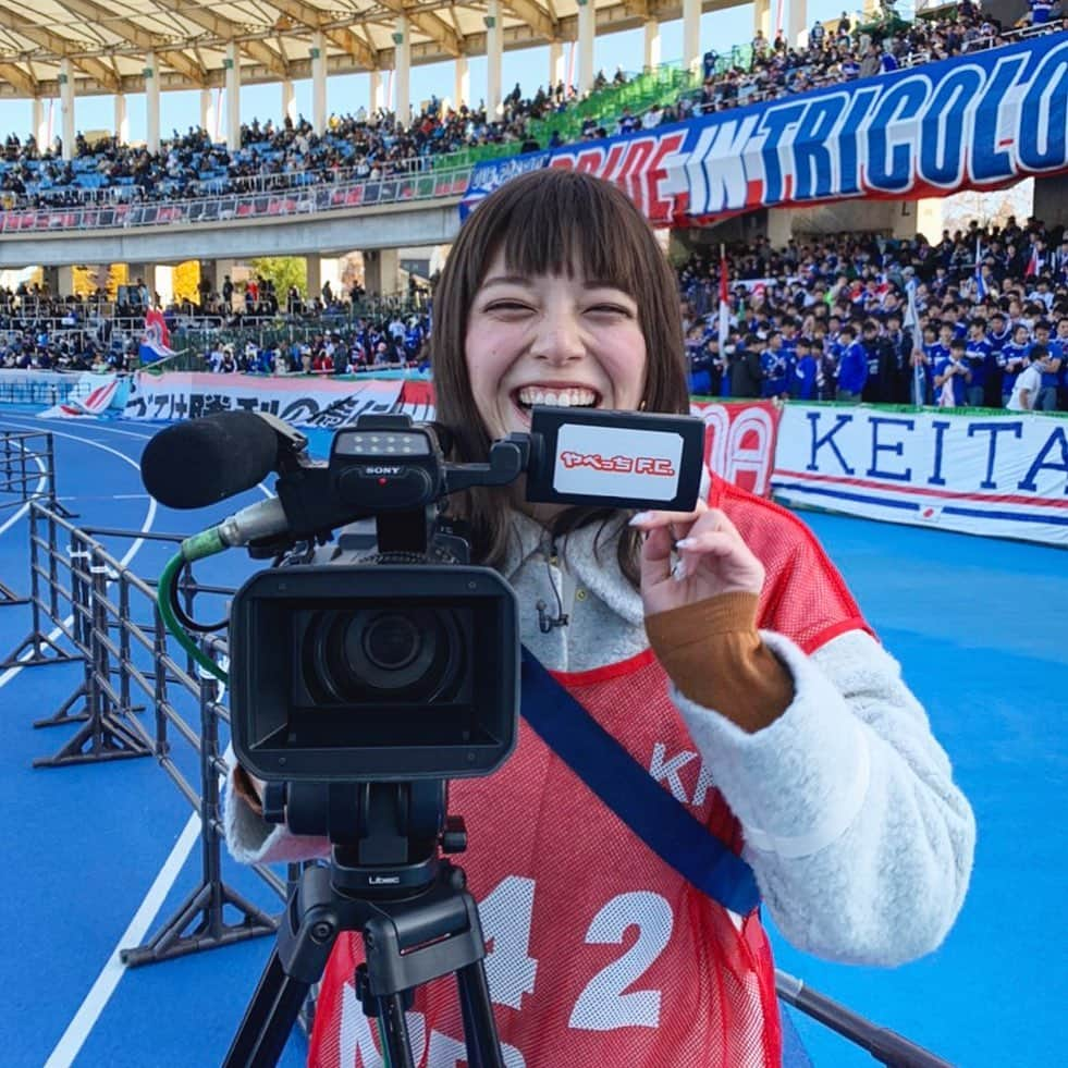 三谷紬さんのインスタグラム写真 - (三谷紬Instagram)「* 今日5月15日は“Ｊリーグの日”⚽️ この写真は1年以上前に 久冨さんが撮ってくれた写真です♡ この頃はコロナも気にせず、 大きな声で応援して、 とことん選手の皆さんに取材ができて 楽しかったなぁ、とよく思い返します。🥺 後ろにいるサポーターの皆さんも ノーマスクですよね！！ 近頃は中継を見る日々ですが、 早くスタジアムに行って 久しぶりに皆さんのお目にかかりたいなぁ👀💓 最近サッカー投稿できていなかったですが 変わらずＪリーグが大好きです！！！！💓 * #jリーグの日#jリーグ#jleague#soccer#football#サッカー好きな人と繋がりたい#サッカー#サッカー観戦#やべっちfc#サッカー好き#大好き#ワクワク#ノーマスク#コロナ#早く終われ#応援#サポーター#スタジアム#行きたい#テレビ朝日#アナウンサー#三谷紬」5月15日 20時19分 - mitani_tsumugi