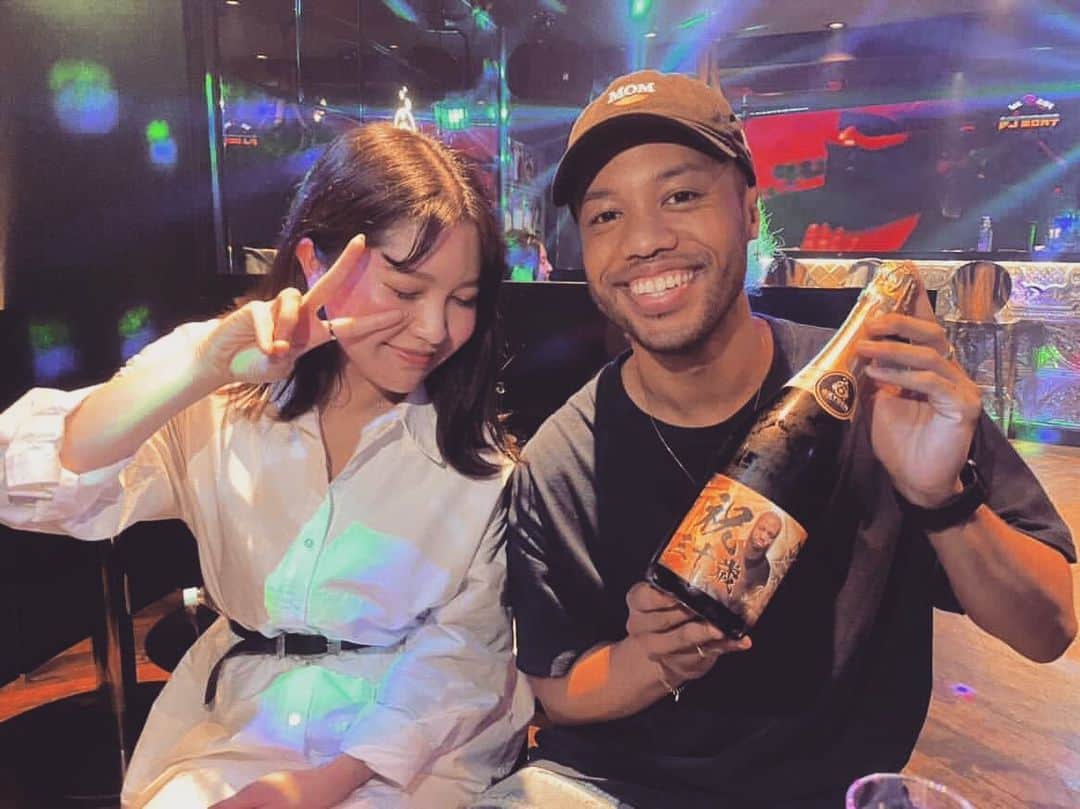 Richesのインスタグラム：「先日、小学生の頃よく遊んでた友達の妹がOXYGENに遊びに来てくれました！ 最後会った時はすんごいちっちゃっかったのに、今では立派な大人の女性になっててエモみでした😂w シャンパンまであざまるくんです！🙏✨ ・ ・ #リチェス #パリピ #youtube #youtuber #金髪 #黒人 #ハーフ #番号教えて #ガンパリマジック #由比ヶ浜 #tバック #歌舞伎町 #新宿 #東京 #入間 #埼玉 #ガーナ #南魚沼 #新潟 #riches #tokyo #japan #ghana #hiphop #party #love #instagood #happy #followme #follow」