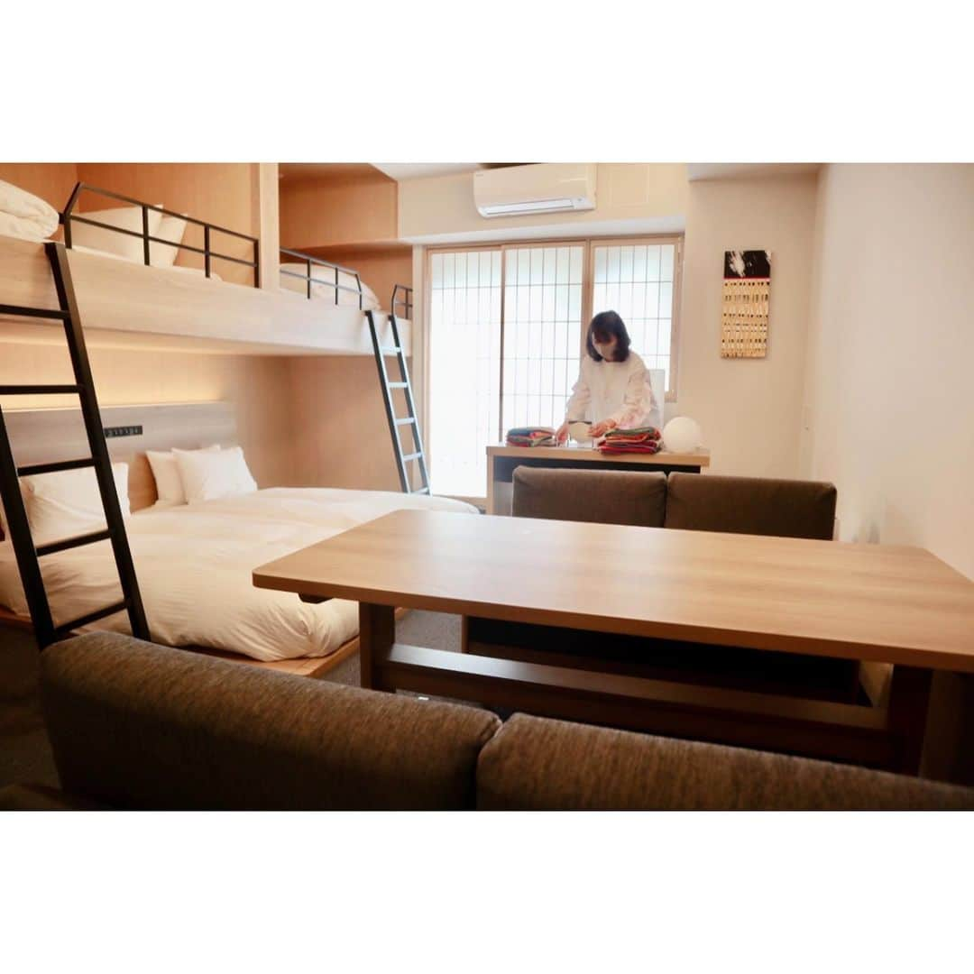 Remiさんのインスタグラム写真 - (RemiInstagram)「private lesson at hotel room🛋 ママに向けたコンセプトストア @story.of.m から、ホテルの客室で子連れで体験できる素敵なプランが誕生しました🤍  ラインナップはこちらの4つ！ ✔︎パーソナルカラー診断🌈(講師 @sanaekakei ) ✔︎産後ピラティス🧘‍♀️(講師 @luna.pilates ) ✔︎幼児食・お料理講座🍱(講師 @hanaham911ayu ) ✔︎はり施術💆🏻‍♀️  ホテルの客室で1組限定のプライベートレッスンなので、ベビーやキッズも安心して過ごせます。 講師や担当者も全員ママなので、ママならではの悩みにも寄り添ったレッスン、施術を受けられます✨  外出を躊躇うことが増えた今、プライベート空間で特別な体験をしてみませんか？  6月からの期間限定プランです！ 詳細は @story.of.m のHPからご確認、ご予約いただけます🌿  https://storyof-m.stores.jp  また、子連れで楽しめるホテルステイも準備中なので、またリリースしたらお知らせします🤍  ---- IG LIVEのお知らせ---- 明日5/16朝10:00〜11:00、インスタライブでそれぞれの体験をご紹介します🎬 後半の特別ゲストにはお料理講座の講師でもあるはな先生が幼児食について私たちの質問にお答えしていただきます！ ご興味のある方は是非ご参加&お気軽にコメントください💓 @story.of.m  ▼member @michelle_dailypics  @_kico.h_  @remi_912 ▼guest  @hanaham911ayu   #ママ向けイベント #子連れレッスン #storyofm #コンセプトストア #ライフスタイル #本当にいいモノとコト#ママに嬉しい #お料理教室 #プライベートレッスン #ホテルでレッスン #子連れでレッスン #mimaru #mimaru東京 #storyofm_体験」5月15日 20時27分 - remi_912