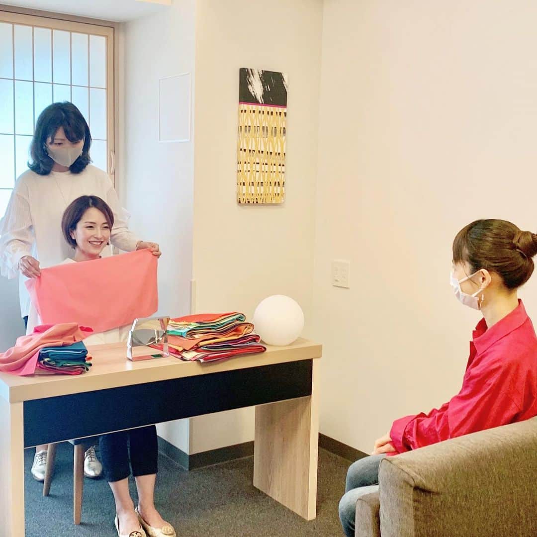 Remiさんのインスタグラム写真 - (RemiInstagram)「private lesson at hotel room🛋 ママに向けたコンセプトストア @story.of.m から、ホテルの客室で子連れで体験できる素敵なプランが誕生しました🤍  ラインナップはこちらの4つ！ ✔︎パーソナルカラー診断🌈(講師 @sanaekakei ) ✔︎産後ピラティス🧘‍♀️(講師 @luna.pilates ) ✔︎幼児食・お料理講座🍱(講師 @hanaham911ayu ) ✔︎はり施術💆🏻‍♀️  ホテルの客室で1組限定のプライベートレッスンなので、ベビーやキッズも安心して過ごせます。 講師や担当者も全員ママなので、ママならではの悩みにも寄り添ったレッスン、施術を受けられます✨  外出を躊躇うことが増えた今、プライベート空間で特別な体験をしてみませんか？  6月からの期間限定プランです！ 詳細は @story.of.m のHPからご確認、ご予約いただけます🌿  https://storyof-m.stores.jp  また、子連れで楽しめるホテルステイも準備中なので、またリリースしたらお知らせします🤍  ---- IG LIVEのお知らせ---- 明日5/16朝10:00〜11:00、インスタライブでそれぞれの体験をご紹介します🎬 後半の特別ゲストにはお料理講座の講師でもあるはな先生が幼児食について私たちの質問にお答えしていただきます！ ご興味のある方は是非ご参加&お気軽にコメントください💓 @story.of.m  ▼member @michelle_dailypics  @_kico.h_  @remi_912 ▼guest  @hanaham911ayu   #ママ向けイベント #子連れレッスン #storyofm #コンセプトストア #ライフスタイル #本当にいいモノとコト#ママに嬉しい #お料理教室 #プライベートレッスン #ホテルでレッスン #子連れでレッスン #mimaru #mimaru東京 #storyofm_体験」5月15日 20時27分 - remi_912