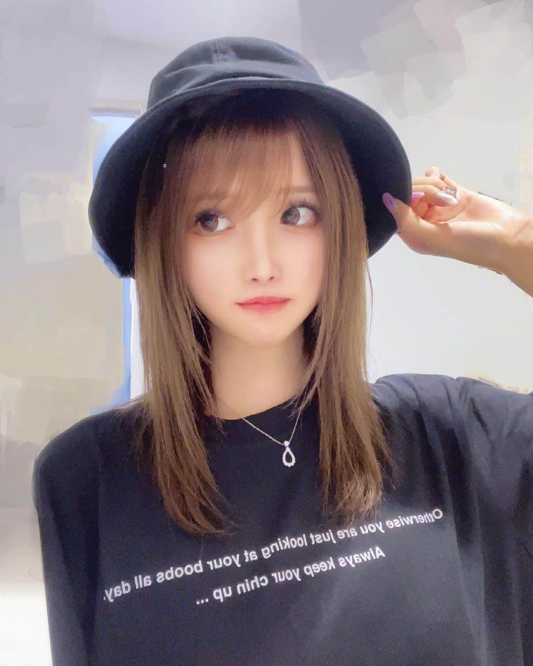のインスタグラム：「めっちゃナチュラルメイクにラフコーデにしたら幼くなった！笑  オーバーサイズのTシャツかわいい💓 日によって色んなコーデしたいから系統毎日違う人😂♥️笑  地毛が頑張ってちょいと伸びてきた*(*>∀<*)*！！！  メイクは軽くアイメイクしてリップ塗っただけで肌は日焼け止め以外何もしてない(  ˊᵕˋ )💕  眉毛は @hii_artmake さんにこの前やってもらったアートメイクが定着してなにも塗ってなくてもいい感じ🥰💕 いつもありがとうございます🥰💓🌸  肌はもっと綺麗になりたいな〜🥰💓✨ 整形とかじゃなくて肌をどんどん綺麗にしていって 年齢と共に逆に肌がどんどん綺麗になっていったらめっちゃ凄いし素敵だと思う🥰  歯もそうだけど、髪とか肌とか歯はとっても大事💓💎✨ 削ってセラミックとかにした方が早いし楽だけど自分の持ってるものを大切に生きていきたい🌸🌸🌸  #カジュアル#カジュアルコーデ #Tシャツ#バケハ#オーバーサイズ#blackcode」